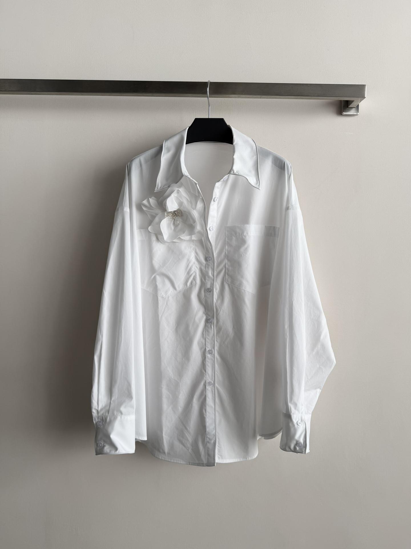 NO:736640,26SS new fishbone shirt, light and breathable fabric, super comfortable to wear in spring and summer! Three-dimensional flowers on the neckline + fishbone structure, full of design, full of romantic atmosphere. Loose cut, strong tolerance, looks great with jeans or skirts, can be easily controlled for commuting, dating, and vacation~ It has both temperament and practicality, a must-have for fashionable girls! 3 colors SML, skirts, jeans, shirts,1986090926SS新款鱼骨衬衫,轻薄透气面料,春夏穿超舒服!领口立体花朵+鱼骨结构,设计感满满,浪漫氛围直接拉满.宽松剪裁,包容性强,搭配牛仔裤或半身裙都很出彩,通勤,约会,度假都能轻松驾驭~气质与实用性兼具,时髦女孩必入!3色SML,,skirts,jeans,shirts,,Women's clothing