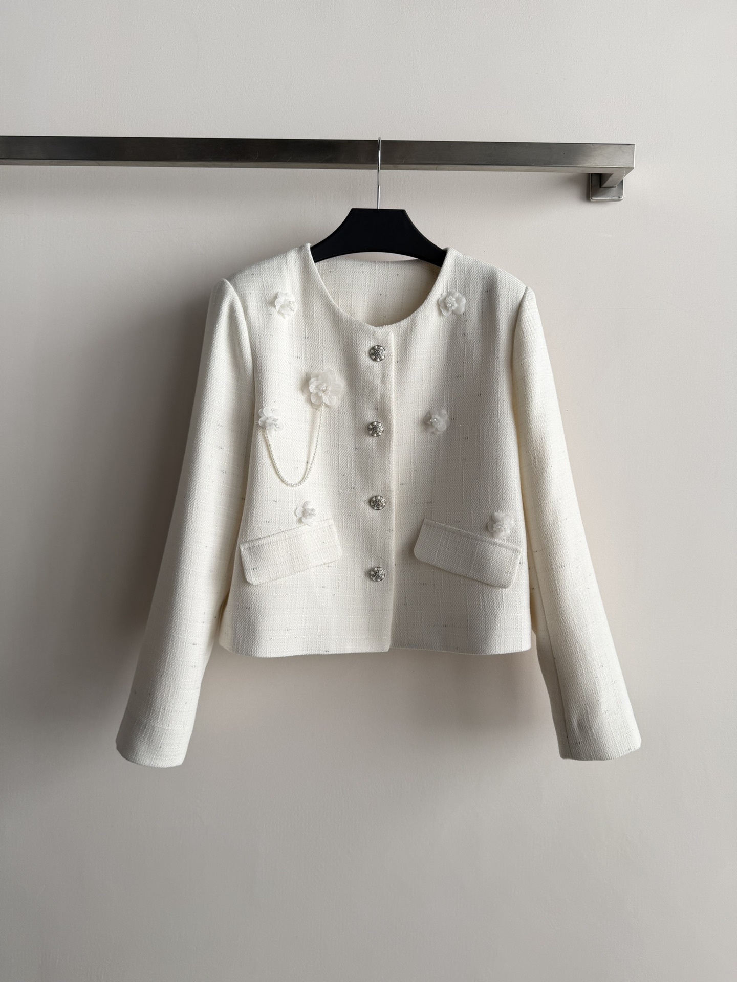 NO:737020,New white small fragrant jacket, this small fragrant jacket is made of tweed material, the texture is crisp and stylish, the short design shows the waistline, elegant and practical. Three-dimensional flowers + diamond buttons + pearl chain, perfect details, full of sophistication!  The round neck is simple and elegant, and can be easily used for commuting, dating, and formal occasions. The white color is romantic and soft, and paired with a skirt of the same color or a white inner layer, it is a gentle and elegant style!  SML,,skirts,jackets & coats,19860909新款白色小香风外套,这款小香风外套采用粗花呢材质,质地挺括有型,短款设计超显腰线,优雅又实用计.立体花朵+镶钻纽扣+珍珠链条,细节满分,精致感拉满！圆领简约大方,通勤、约会、正式场合都能轻松驾驭.白色浪漫柔和,搭配同色半裙或白色内搭,温柔千金风！SML,,skirts,jackets & coats,,Women's clothing