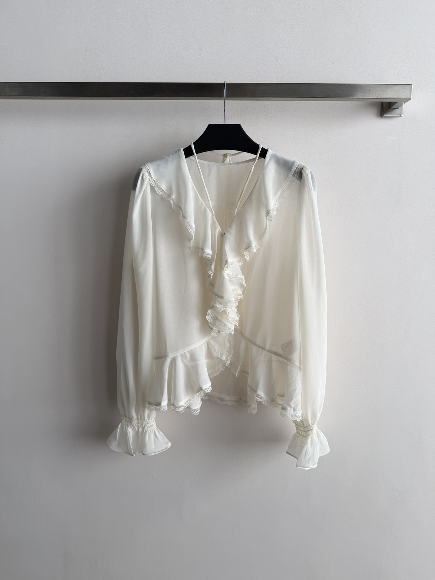 NO:737011,The new 26Ss strappy V-neck shirt is made of thin and breathable fabrics. Romantic V-neck ruffled strap design modifies the neck line. It looks slim and elegant. The same ruffled design at the hem adds feminine elements to enhance the sweetness and layering of the overall look. Everything is casual and elegant. SML-,,19860909新款26Ss绑带V领衬衣清薄透气的面料 浪漫的V领荷叶边剪裁绑带设计 修饰颈部线条 显瘦且优雅下摆处同样荷叶边设计 增添女性化元素 提升整体造型的甜美感和层次感每一处都随意优雅的恰到好处SML-,,,Women's clothing