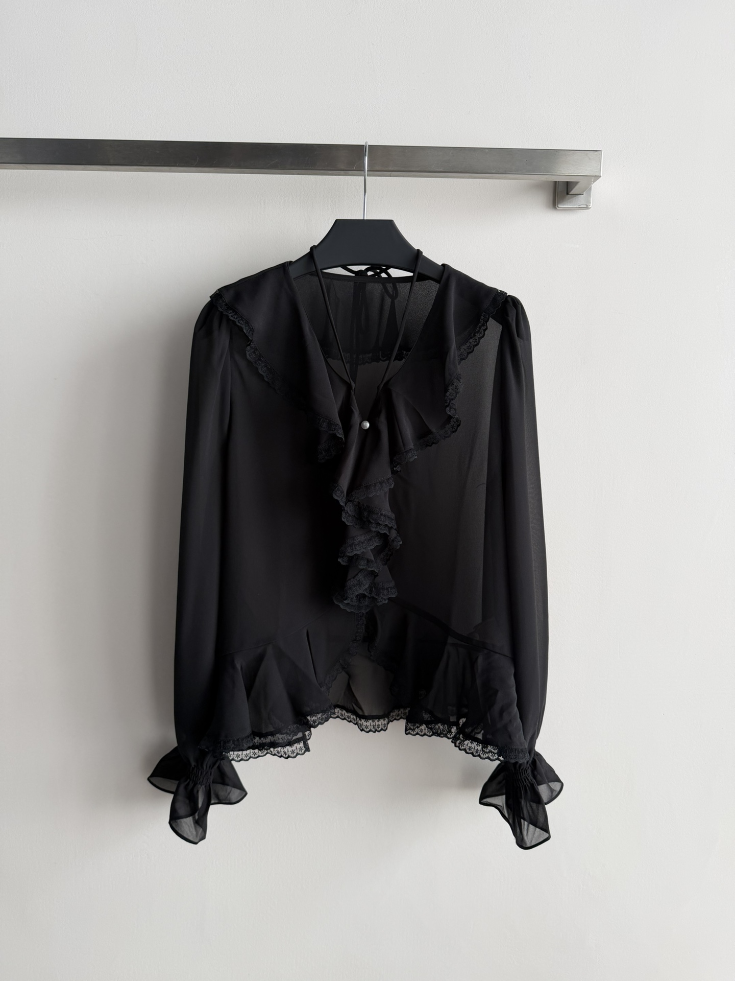 NO:737006,The new 26Ss strappy V-neck shirt is made of thin and breathable fabrics. The romantic V-neck ruffled strap design modifies the neck line. It looks slim and elegant. The same ruffled design at the hem adds feminine elements and enhances the sweetness and layering of the overall look. Everything is casual and elegant, just right SML,,19860909新款26Ss绑带V领衬衣清薄透气的面料 浪漫的V领荷叶边剪裁绑带设计 修饰颈部线条 显瘦且优雅下摆处同样荷叶边设计 增添女性化元素 提升整体造型的甜美感和层次感每一处都随意优雅的恰到好处SML,,,Women's clothing