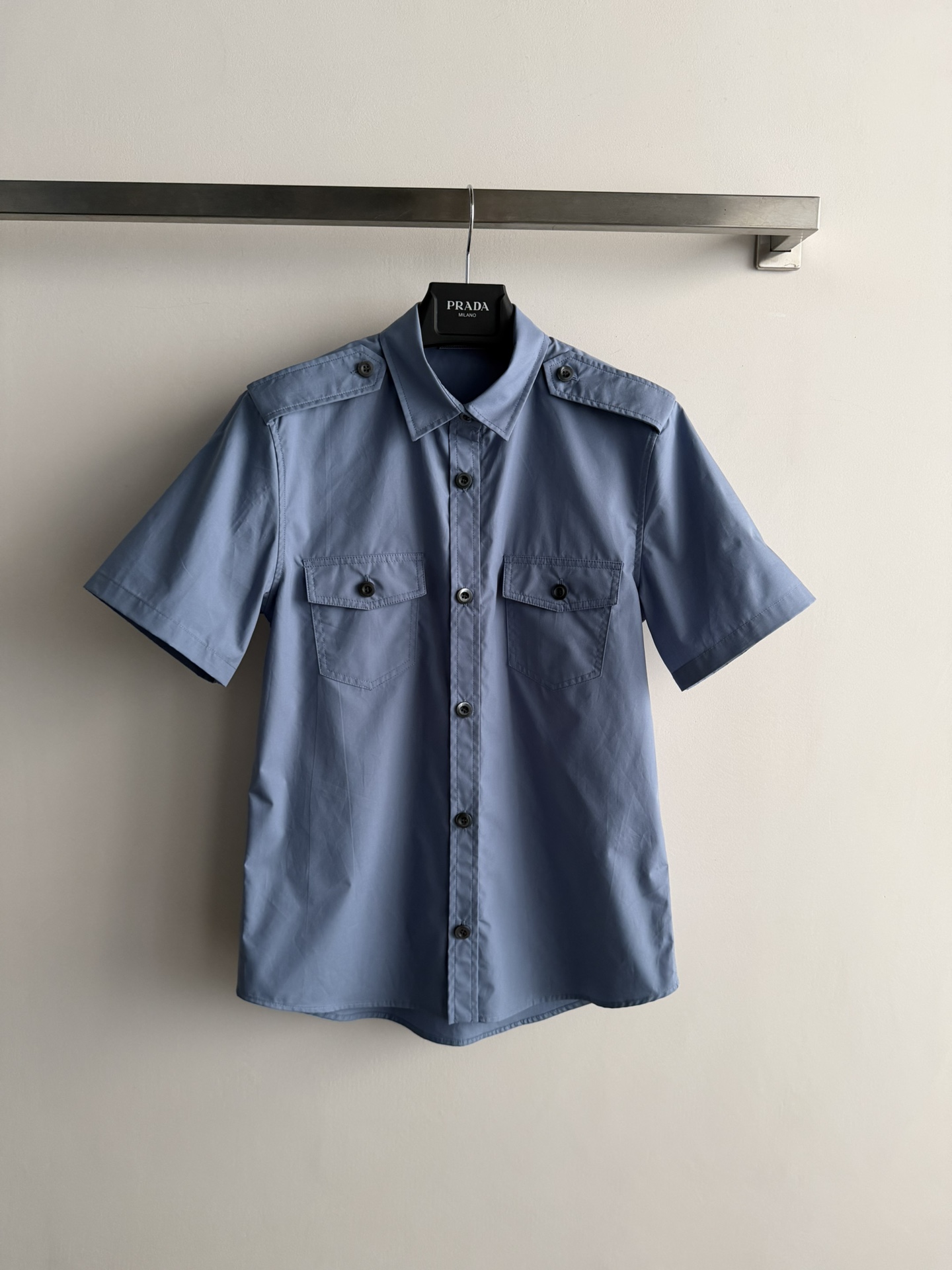 NO:736996,Prad*2026 spring and summer series breaks the conventional shirt, redefines the silhouette and usage occasions, and transforms the work shirt into clothing. The practical simplicity of the poplin-textured silhouette reflects the harmony between simple lines and basic details. The custom-made conch shell buckle is low-key and luxurious. SML,, prada, shirts,19860909Prad*2026春夏系列打破常规衬衫重新定义廓形和使用场合,将工装衬衫转变为服饰.府绸质感廓形的实用简约反映了简洁线条与基本细节之间的和谐,订做的塔螺贝壳扣低调奢华ＳＭL,,prada,shirts,,Women's clothing