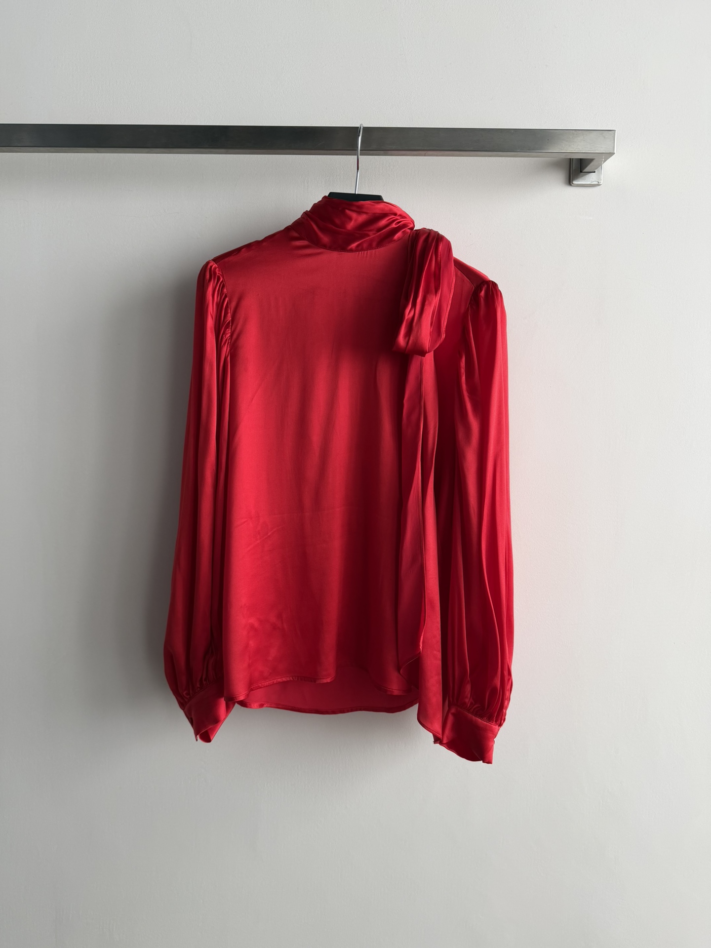 NO:737122,Gucc*26SS new silk satin shirt with high collar ribbon + lantern sleeve design, elegant and retro. The silk satin material has its own luster, perfect drape, and looks super high-end when worn!  The streamers are smart and the lantern sleeves modify the arm lines. Paired with a skirt and jeans, it is smart and sophisticated ~ can be easily worn on daily commutes or formal occasions!  SML,,gucci,skirts,jeans,shirts,19860909Gucc*26SS新款丝缎衬衫高领飘带+灯笼袖设计,优雅又复古.丝缎材质自带光泽,垂坠感满分,穿上超显高级！飘带灵动,灯笼袖修饰手臂线条,搭配半裙和牛仔裤,干练又精致~日常通勤或正式场合都能轻松驾驭！SML,,gucci,skirts,jeans,shirts,,Women's clothing