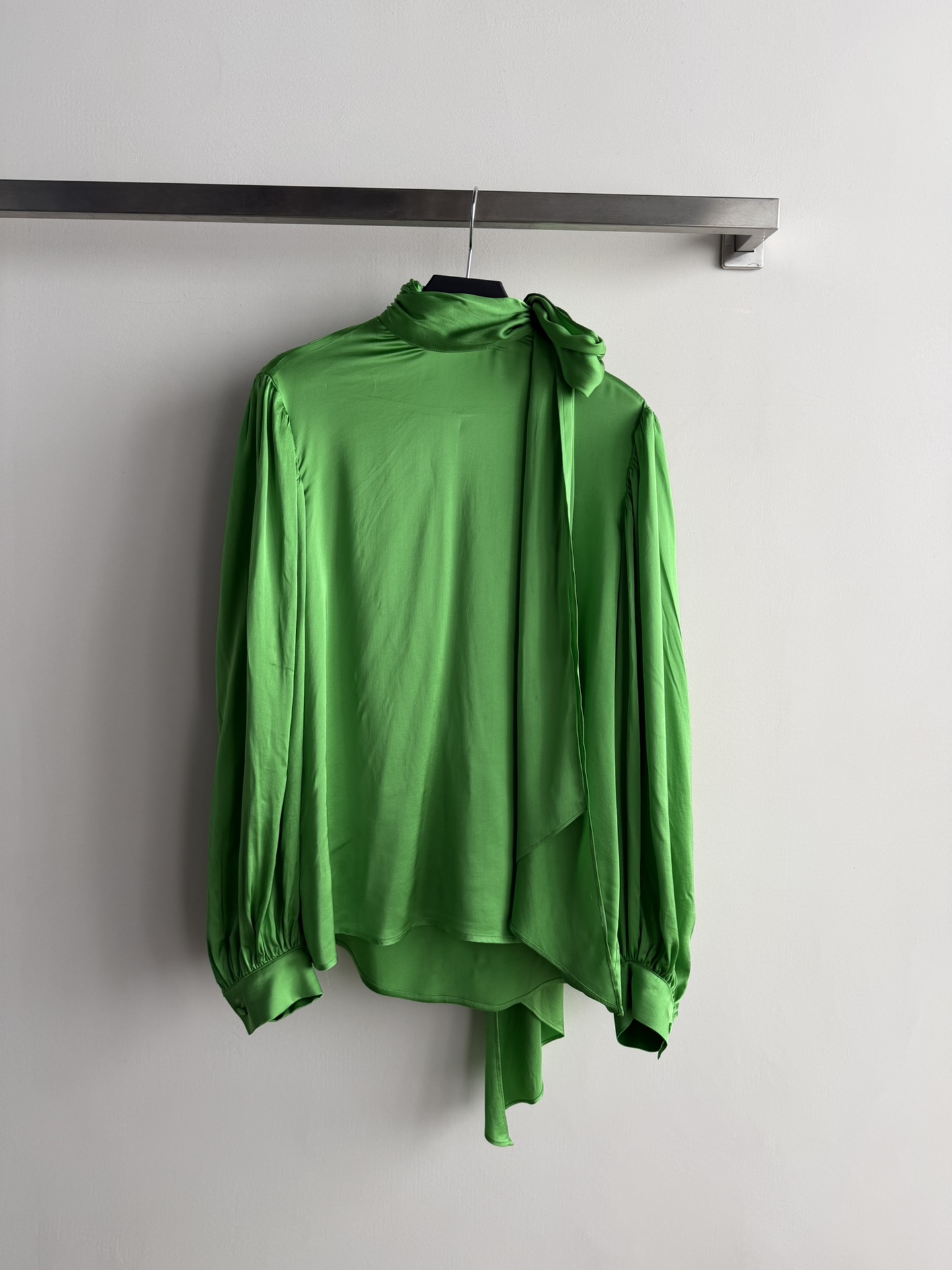 NO:737114,Gucc*26SS new silk satin shirt with high collar ribbon + lantern sleeve design, elegant and retro. The silk satin material has its own luster, perfect drape, and looks super high-end when worn!  The streamers are smart and the lantern sleeves modify the arm lines. Paired with a skirt and jeans, it is smart and sophisticated ~ can be easily worn on daily commutes or formal occasions!  SML,,gucci,skirts,jeans,shirts,19860909Gucc*26SS新款丝缎衬衫高领飘带+灯笼袖设计,优雅又复古.丝缎材质自带光泽,垂坠感满分,穿上超显高级！飘带灵动,灯笼袖修饰手臂线条,搭配半裙和牛仔裤,干练又精致~日常通勤或正式场合都能轻松驾驭！SML,,gucci,skirts,jeans,shirts,,Women's clothing