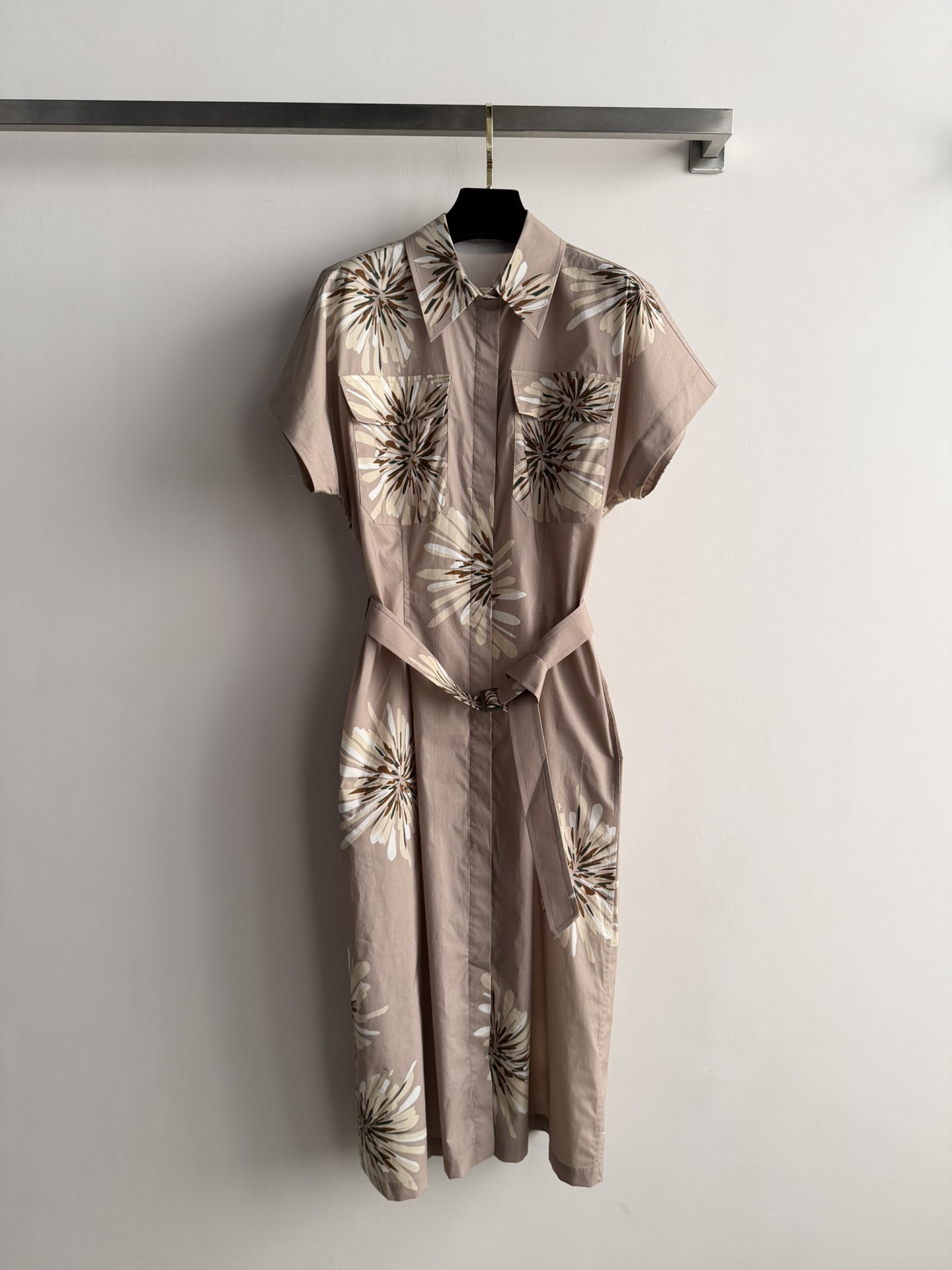 NO:737110,Brunello Cucinelli*26SS new printed dress, made of high-quality cotton fabric, soft and comfortable, suitable for spring and summer wear. Beige color with floral print, elegant and holiday atmosphere, short-sleeved shirt-style tailoring + waist tie, modify the body shape, show the beauty of female lines. The brand's consistent natural colors and exquisite craftsmanship, low-key luxury, suitable for daily life or vacation!  SML,,brunello cucinelli,skirts,shirts,T-shirt,19860909Brunello Cucinelli*26SS新款印花连衣裙,采用高品质棉质面料,柔软舒适,适合春夏穿着.米杏色搭配花卉印花,优雅又有度假氛围感,短袖衬衫式剪裁+腰部系带,修饰身形,展现女性线条美.品牌一贯的自然色系和精致工艺,低调奢华,日常或度假都很适合哦！SML,,brunello cucinelli,skirts,shirts,T-shirt,,Women's clothing