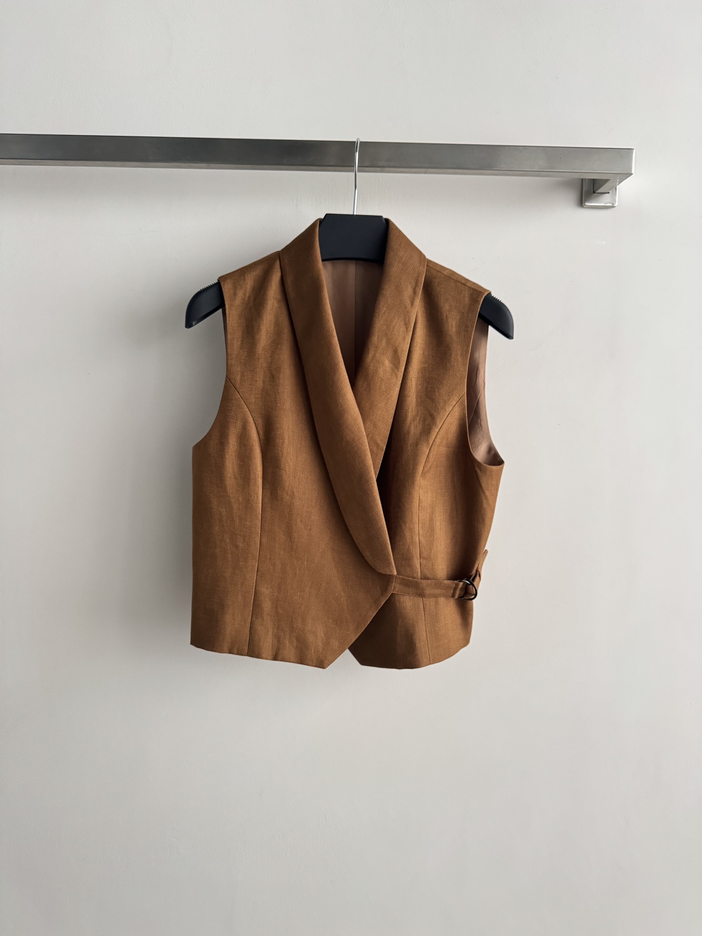 NO:737106,Brunello Cucinell*26SS new vest jacket, made of high-quality linen, breathable and comfortable!  The sleeveless cross strap design is clean, simple and has a retro feel!  Stylish and versatile, it can be worn with shirts or sweaters to create an elegant layered look. Suitable for commuting and leisure. SML-,, brunello cucinelli, jackets & coats, shirts,19860909Brunello Cucinell*26SS新款马甲外套,采用高品质亚麻 透气又舒适！无袖交叉绑带设计 干净利落 简约又有复古感！时尚又百搭 搭衬衫或针织衫都能打造优雅层次感 通勤休闲都能驾驭SML-,,brunello cucinelli,jackets & coats,shirts,,Women's clothing