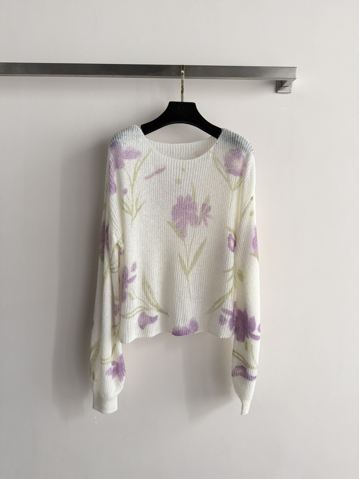 NO:737290,Fabriqu*26 new printed knitted sweater, iris printed knitted sweater, wool is slightly translucent and light, soft and comfortable, perfect for spring and autumn!  Boat neck design + loose fit, lazy and casual, the iris pattern is very artistic, it is very gentle and romantic when paired with jeans or skirts. It can be easily used for daily commuting and dating. It has both texture and design. Sisters who like elegance and generousness, don’t miss it!  SML,,skirts,jeans,sweaters,19860909Fabriqu*26新款印花针织毛衣,鸢尾印花针织毛衣,羊毛 微透轻盈,柔软舒适,春秋季节超适合！船领设计+宽松版型,慵懒随性,鸢尾花图案超有艺术感,搭配牛仔裤或半裙都很温柔浪漫计.日常通勤、约会都能轻松驾驭,质感与设计感兼具,喜欢优雅大方的姐妹别错过啦！SML,,skirts,jeans,sweaters,,Women's clothing