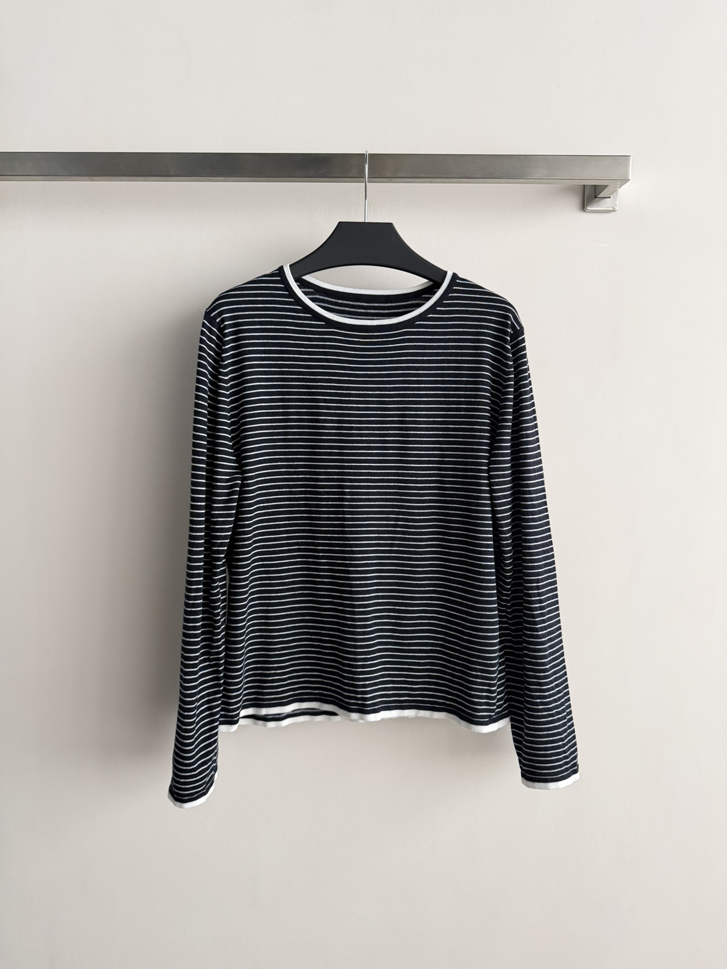 NO:737287,ERDO*26 new spring and summer striped sweater, the wool three-dimensional weave is super flowing!  The collar and hem are hemmed in white, and the details are perfect. The wool material is soft and skin-friendly, and the slightly loose fit is slim and tolerant. It’s OK to wear alone or layered ~ classic and versatile!  Paired with jeans or skirts, it is suitable for easily switching from lazy French style to gentle and intellectual style. It is a must-have item in the wardrobe for all seasons!  SML,,skirts,jeans,19860909ERDO*26春夏新款条纹针织衫,羊毛立体织法超有流动感！领口和下摆白色包边,细节满分.羊毛材质软糯亲肤,微宽松版型显瘦又包容,单穿或叠穿都很OK~经典百搭不过时！搭配牛仔裤、半裙都适合轻松切换慵懒法式o温柔知性风,是衣橱必备四季单品！SML,,skirts,jeans,,Women's clothing