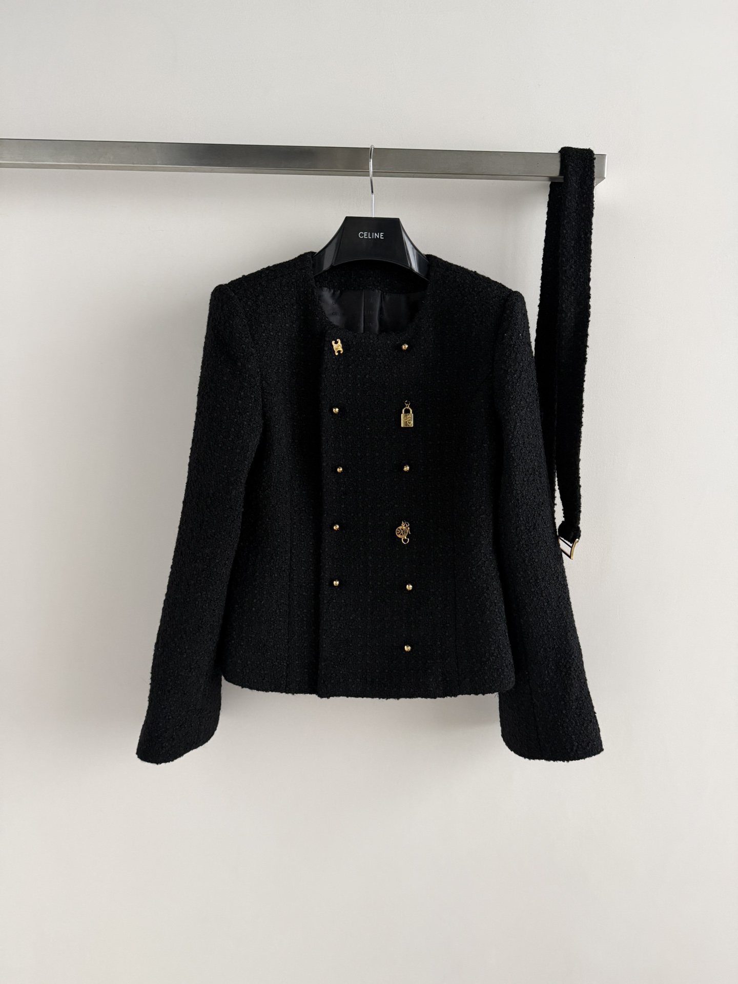 NO:737358,CELIN*2026 early spring series duffle jacket, wool blend, soft and crisp, super comfortable to wear, black main tone + gold buckle, details such as locks, keys and other elements, full of sophistication!  The belt is adjustable and the shoulder-waist cut can easily create the golden proportion of your body. It can be easily used for daily commuting and formal occasions. It goes well with jeans or high-waisted skirts. It is practical and fashionable. It is a must-have high-end and versatile item for the wardrobe!  SML,,celine,skirts,jeans,jackets & coats,gold,19860909CELIN*2026早春系列粗呢外套,羊毛混纺,柔软又挺括,穿着超舒适,黑色主调+金色扣饰,细节有锁头、钥匙等元素,精致感满满！腰带可调节,正肩收腰剪裁,轻松打造黄金比例身材比例.日常通勤、正式场合都能轻松驾驭,搭配牛仔裤或高腰裙都很出彩,实用又时髦,是衣橱必备高级百搭单品！SML,,celine,skirts,jeans,jackets & coats,gold,,Women's clothing