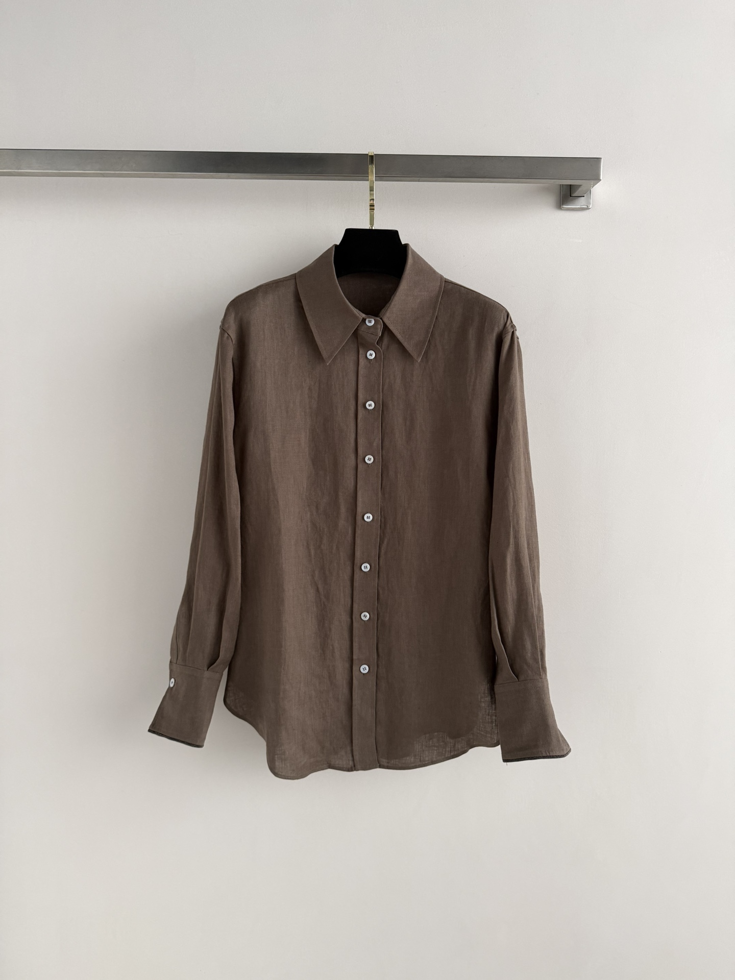 NO:737356,BrunelloCucinell*26SS new old-money style linen long-sleeved shirt, this old-money style linen long-sleeved shirt is made of linen fabric, breathable and moisture-absorbing, super comfortable to wear in spring and summer!  Dark coffee tone + classic lapel + white buttons, iconic embellishment of cuff beads, simple and high-end +. Loose cut, can be worn alone or layered. It can be easily controlled for commuting, leisure, and vacation. It has a perfect sense of relaxation and a low-key elegance~SML,, brunello cucinelli, shirts,19860909BrunelloCucinell*26SS新款老钱风亚麻长袖衬衫,这款老钱风亚麻长袖衬衫,采用亚麻面料,透气吸湿,春夏穿超舒服！深咖色调+经典翻领+白色纽扣,袖口钉珠标志性点缀,简约又高级+.宽松剪裁,单穿o叠搭都○K,通勤、休闲、度假都能轻松驾驭,松弛感满分,低调优雅气质拿捏住啦~SML,,brunello cucinelli,shirts,,Women's clothing
