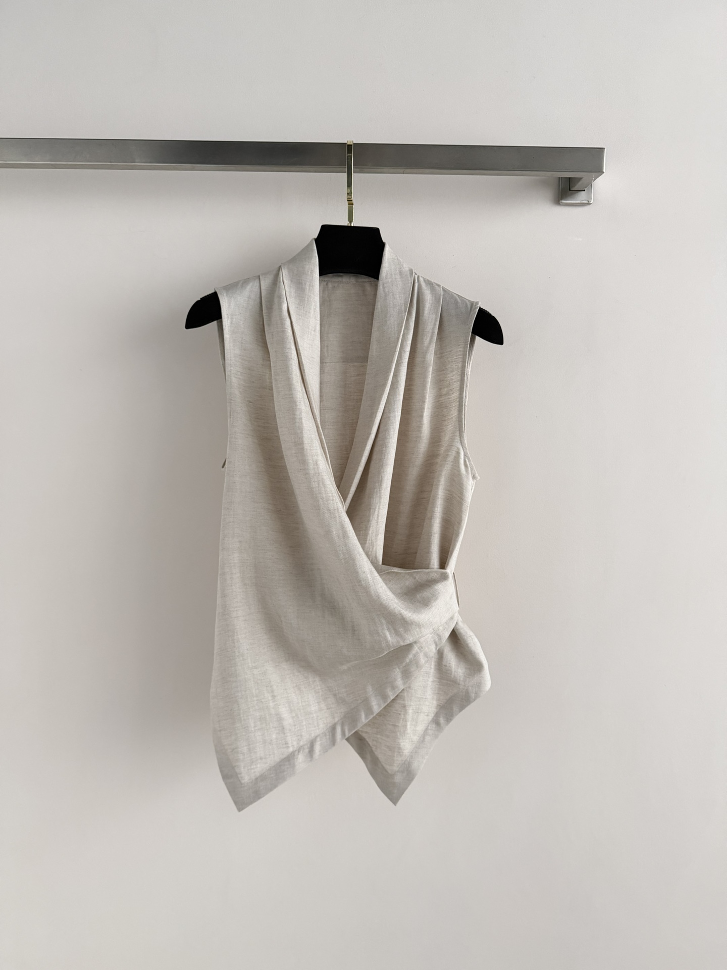 NO:737352,BrunelloCucinell*26SS new crossover sleeveless shirt, made of linen blended fabric, soft and breathable, super comfortable to wear in summer!  Sleeveless + cross design, simple and detailed, can be easily used in commuting and formal occasions. Simple, fashionable and versatile, it is elegant when paired with trousers or skirts. It is neatly cut, low-key and luxurious, suitable for sisters who like texture and design!  Two-color SML,,brunello cucinelli,skirts,shirts,19860909BrunelloCucinell*26SS新款交叉无袖衬衫,采用亚麻混纺面料,柔软透气,夏天穿超舒服！无袖+交叉设计,简约又有细节感,通勤、正式场合都能轻松驾驭.简约时尚百搭,随便配裤装或裙装都很优雅,剪裁利落,低调奢华,适合喜欢质感和设计感的姐妹们！两色SML,,brunello cucinelli,skirts,shirts,,Women's clothing