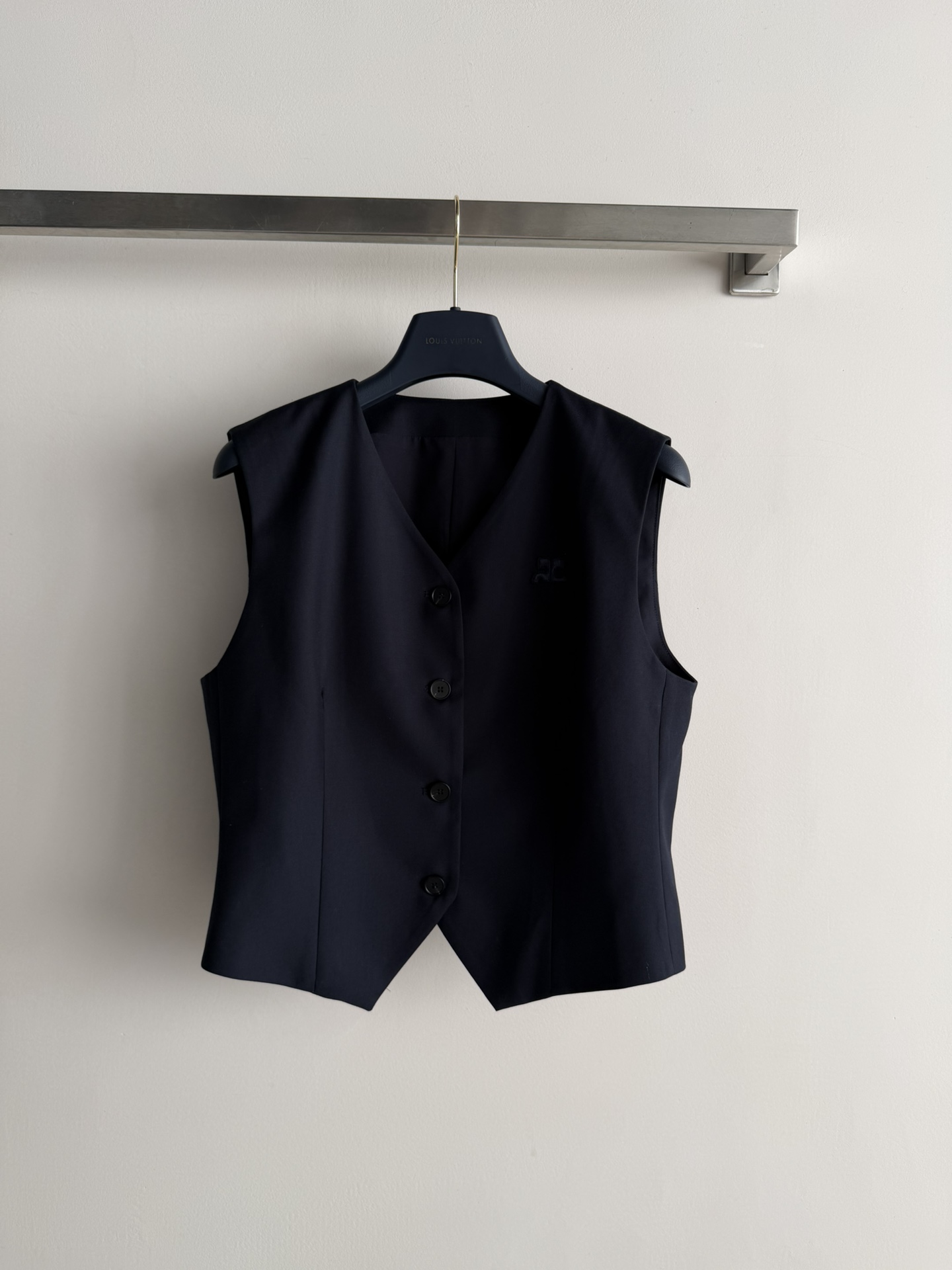 NO:737441,New 26SS vest suit V-neck vest elastic waist casual skirt, comfortable and free, with sports style, vest chest embroidery embellishment, full of details, skirt waistline length design is moderate, perfect to show the figure, very good version, a casual upper body can be easily used in daily life 8,,skirts,19860909新款26SS马甲套装V领马甲松紧腰休闲半裙 舒适自由 自带运动风气场马甲胸前刺绣点缀细节感拉满,半裙腰线长度设计适中 完美展现身材 版型很好 一套上身休闲日常轻松驾驭8,,skirts,,Women's clothing