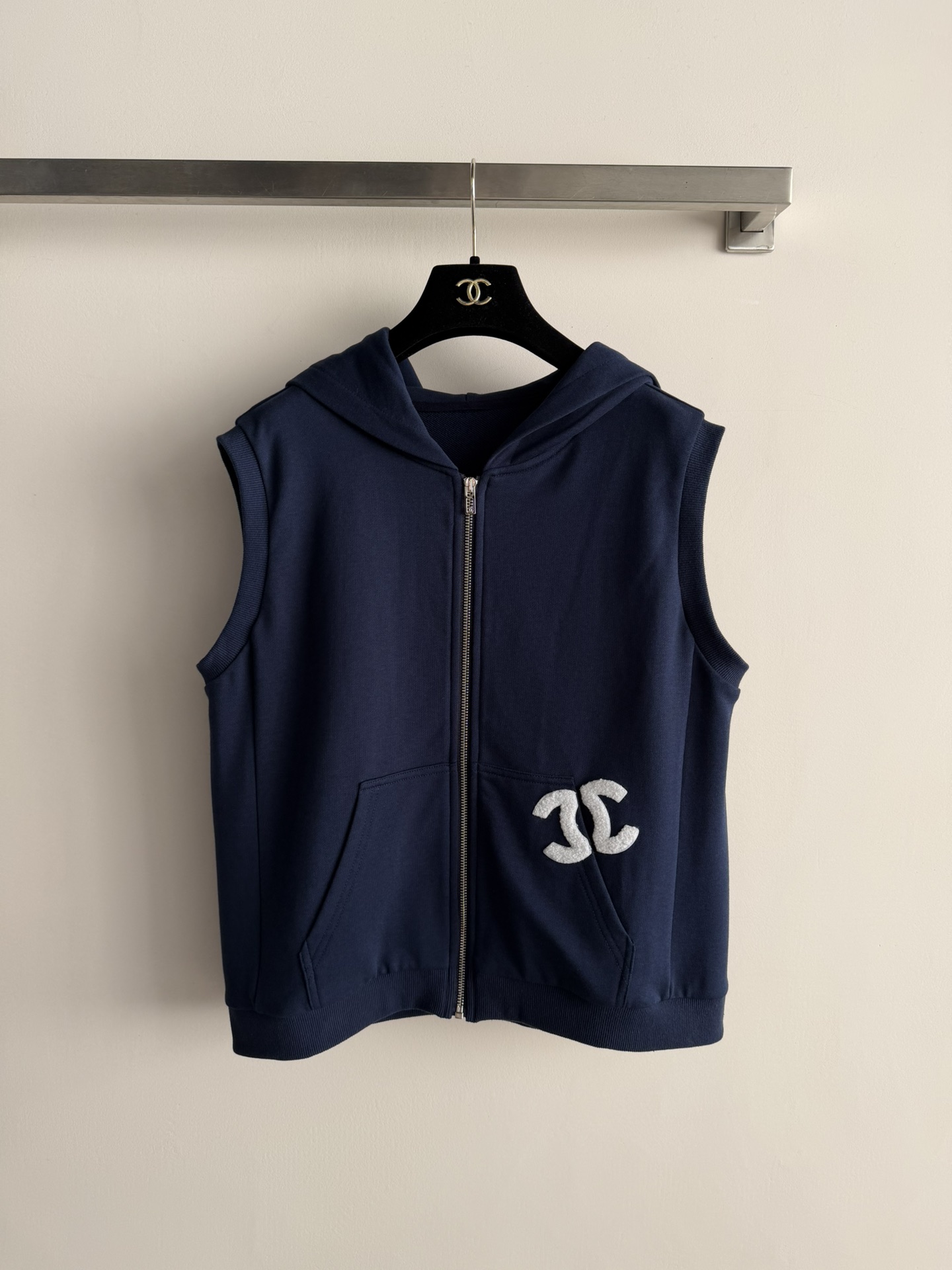 NO:737426,CHANE*26SS new hooded suit vest jacket double pocket zipper design makes it easy to put on and take off. The hood adds a casual feel. The skirt has a drawstring elastic waist, making the overall look more beautiful and not monotonous. It is casual and comfortable to wear. It is very nice. The upper body can be salty or sweet. It is absolutely perfect SML-,,chanel,skirts,jackets & coats,hats,19860909CHANE*26SS新款连帽套装马甲外套双口袋拉链设计穿脱方便 连帽增添休闲感半裙抽绳松紧腰,让整体看起来更加好看不单调,穿起来休闲舒适很nice一套上身可盐可甜 简直绝绝子SML-,,chanel,skirts,jackets & coats,hats,,Women's clothing