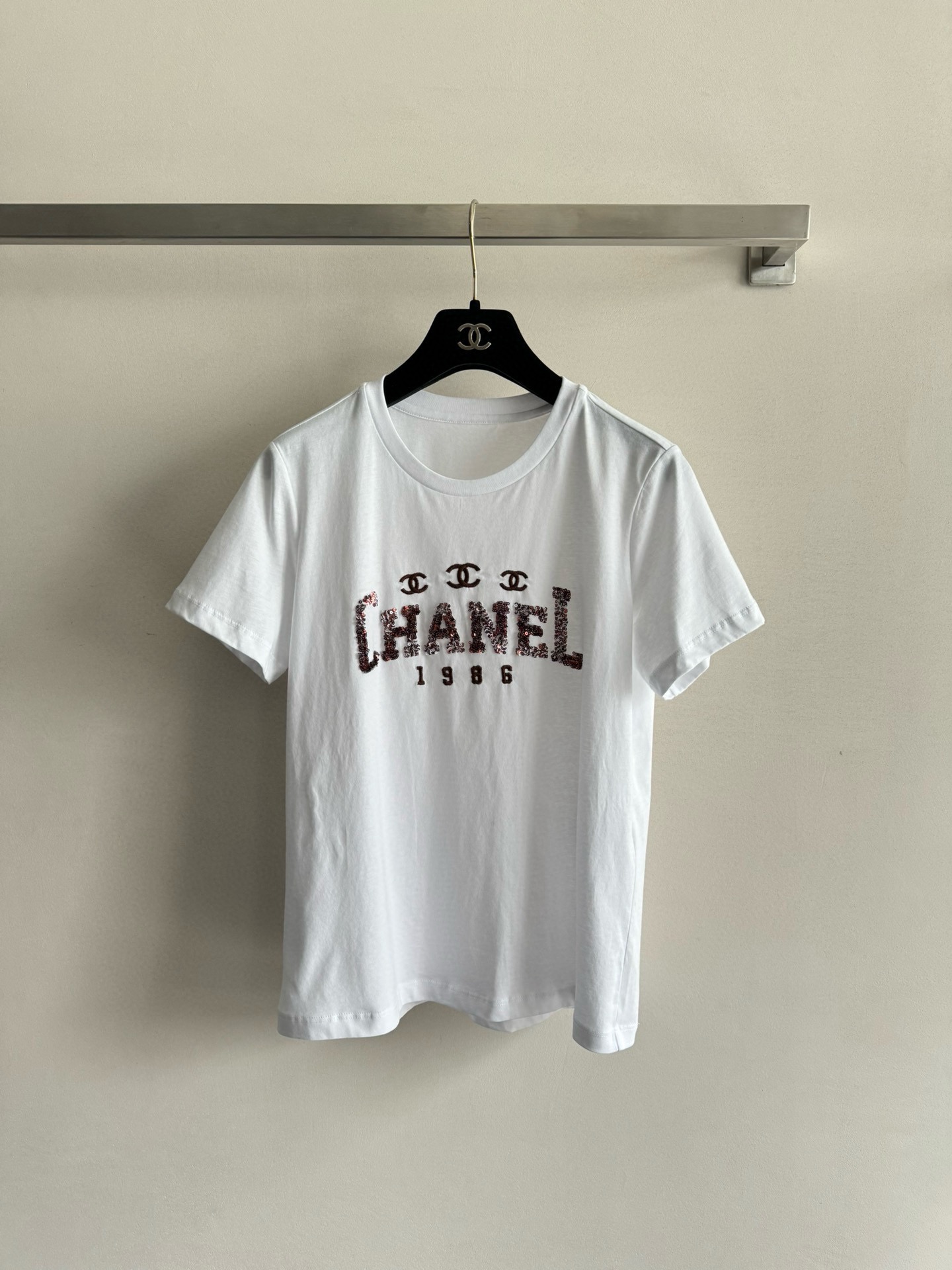 NO:737429,CHANE*26SS new sequined logo short-sleeved T-shirt. The chest is decorated with sequined logo embroidery design. It is decorated with small logo. Minimalism. Exquisite and versatile. It looks good when worn alone. SML-,,chanel,T-shirt,19860909CHANE*26SS新款亮片logo短袖T 胸前饰以logo亮片刺绣设计 搭配小logo点缀 极简主义 精致百搭,单穿内搭都好看SML-,,chanel,T-shirt,,Women's clothing