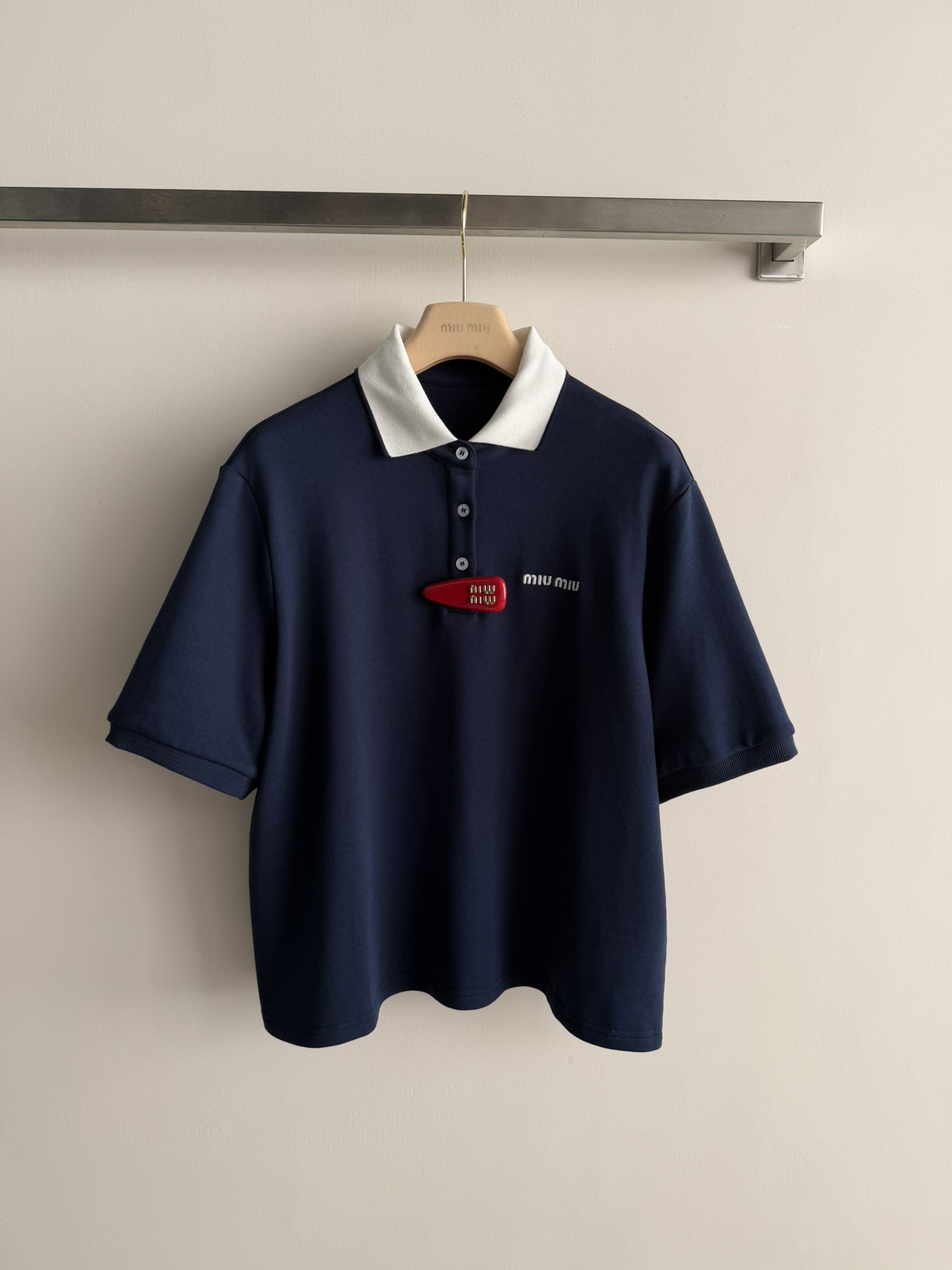 NO:737432,MIUMI*26SS new Polo casual suit has a classic contrasting color collar design. It has dropped shoulders and a loose fit that covers the arms to make it appear slimmer. It also has letter embroidery on the chest and comes with Miumiu hairpins to match it with. It highlights quality and style. The elastic drawstring design of the shorts is tolerant and comfortable. The upper body is in an age-reducing college style, casual and versatile SML-,,miumiu,shorts,hairpins,19860909MIUMI*26SS新款Polo休闲套装领口经典撞色设计 落肩宽松版型遮手臂显瘦胸前字母刺绣,另外配有缪系发夹随意搭配 彰显品质与格调短裤松紧抽绳设计包容性好,自在随性一套上身减龄学院风,休闲百搭SML-,,miumiu,shorts,hairpins,,Women's clothing