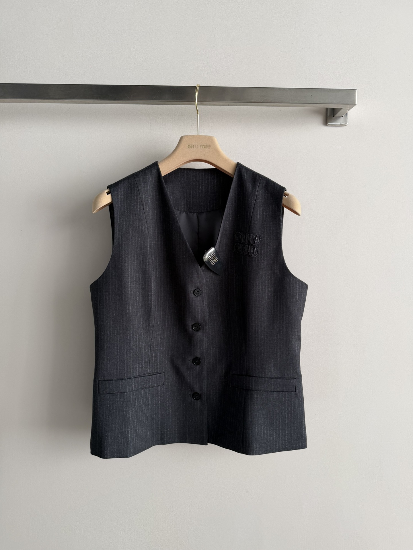 NO:737438,MiuMi*26SS new series vest pleated skirt suit vest three-dimensional tailoring version slimming classic embroidered letters on the chest silver hairpin decoration versatile age-reducing pleated skirt vertical stripe design adds layering and agility, the upper body is soft, comfortable and stylish, highly practical for daily wear. The one set is fashionable and exquisite. Be a cool and sweet miu girl SML,, miumiu, skirts, hairpins,19860909MiuMi*26SS新款系列马甲百褶裙套装马甲立体剪裁版型显瘦 胸前经典刺绣字母银色发夹装饰点缀百搭减龄百褶裙竖条纹设计增添层次感与灵动性,上身柔软舒适有型,日常实穿性高一套搭配时髦精致 做个又酷又甜的miu女孩SML,,miumiu,skirts,hairpins,,Women's clothing