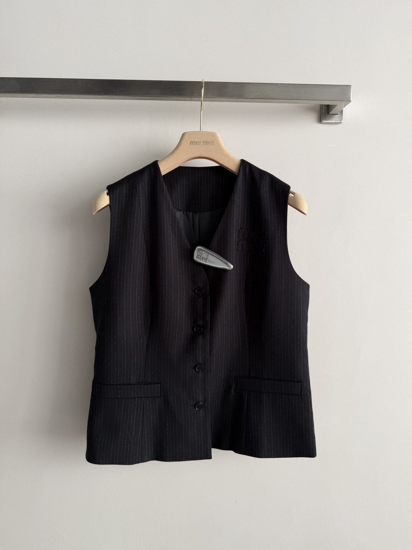 NO:737435,MiuMi*26SS new series vest pleated skirt suit vest three-dimensional tailoring version slimming classic embroidered letters on the chest silver hairpin decoration versatile age-reducing pleated skirt vertical stripe design adds layering and agility, the upper body is soft, comfortable and stylish, highly practical for daily wear. The one set is fashionable and exquisite. Be a cool and sweet miu girl SML-,,miumiu,skirts,hairpins,19860909MiuMi*26SS新款系列马甲百褶裙套装马甲立体剪裁版型显瘦 胸前经典刺绣字母银色发夹装饰点缀百搭减龄百褶裙竖条纹设计增添层次感与灵动性,上身柔软舒适有型,日常实穿性高一套搭配时髦精致 做个又酷又甜的miu女孩SML-,,miumiu,skirts,hairpins,,Women's clothing