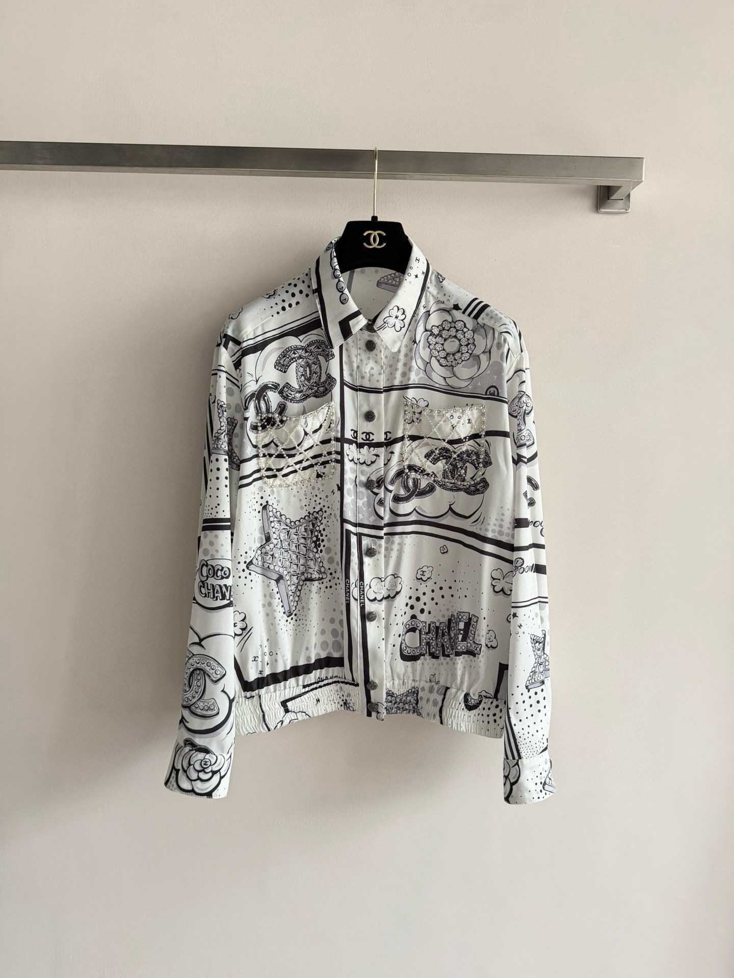 NO:737607,Chane26SS's new printed shirt jacket is made of silk that feels smooth and shiny. The black and white comic style print is embellished with the double C logo and flowers. It is full of design and highly recognizable. The loose fit is great when worn alone or layered, easily creating a lazy and high-end atmosphere. Paired with simple trousers or skirts, it is elegant and fashionable, and can be easily worn in daily life or vacation. It is one of the classic items of Chanel. SML,,chanel,chanel,skirts,jackets & coats,shirts,real silk,19860909Chane26SS新款印花衬衫外套真丝触感柔滑有光泽.黑白漫画风印花,点缀双C标志和花卉,设计感满满,辨识度超高,宽松版型,单穿或叠搭都很出彩,轻松打造慵懒高级氛围.搭配简约裤装或裙装,优雅又时髦,日常或度假都能轻松驾驭,是香家经典单品之一SML,,chanel,chanel,skirts,jackets & coats,shirts,real silk,,Women's clothing