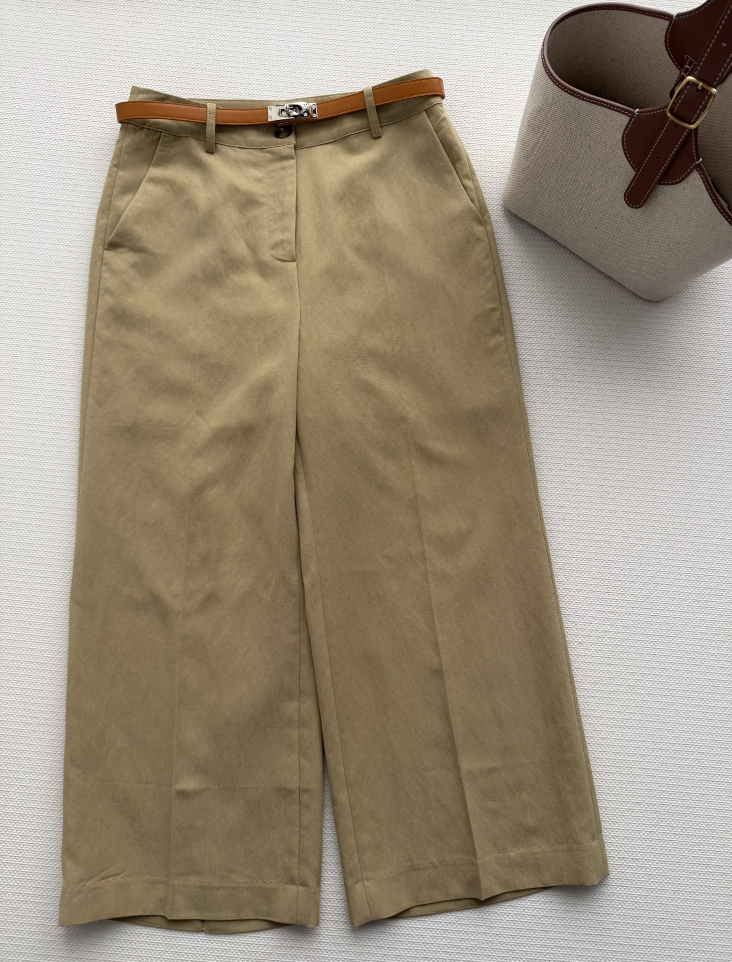 NO:757205,The new 26SS nine-point wide-leg pants are made of cotton, are skin-friendly and breathable, and have a great drape. They are super comfortable to wear in spring and summer. The high-waisted straight wide-leg design makes the legs look slimmer and flattering. The nine-point pants are long and not draggy, and they match with a belt to show off the waistline. They are super friendly for pear-shaped figures and can be easily controlled in daily commuting. They are very elegant when paired with white T-shirts, shirts or sweaters, and you can easily get the lazy commuting style SML-,, shirts,19860909新款26SS九分阔腿裤棉质亲肤透气,垂感超赞,春夏穿超舒服高腰直筒阔腿设计,显瘦又修饰腿型,九分裤长不拖沓,搭配腰带更显腰线 对梨形身材超友好通勤日常都能轻松驾驭.随便配白T、衬衫或针织衫都很有气质,轻松get慵懒通勤风SML-,,shirts,,Women's clothing