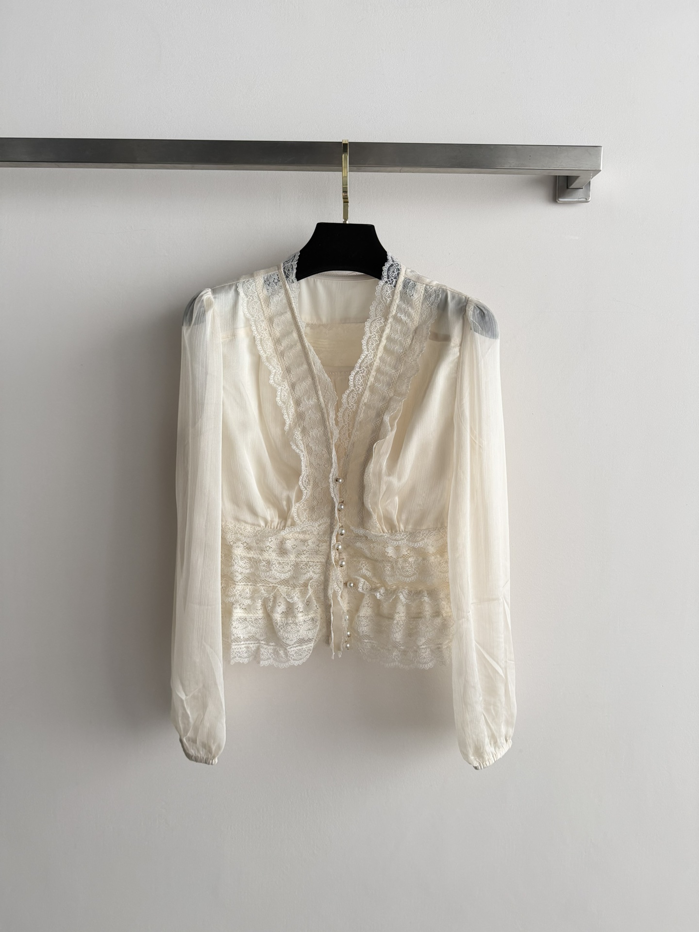 NO:738017,Zimmerman*26SS new shirt French lace splicing thin and breathable tulle V-neck to modify the neck line. The waist design makes you slim and elegant. Pearl breast buttons are embellished. It has an elegant and romantic atmosphere and is perfect for matching with skirts and jeans. Versatile items SML-,,skirts,jeans,19860909Zimmerman*26SS新款衬衣法式蕾丝拼接薄纱轻薄透气 V领修饰颈部线条 收腰设计显瘦又显气质珍珠排扣点缀 优雅浪漫氛围感满分搭配半裙和牛仔裤都超适合 百搭单品SML-,,skirts,jeans,,Women's clothing