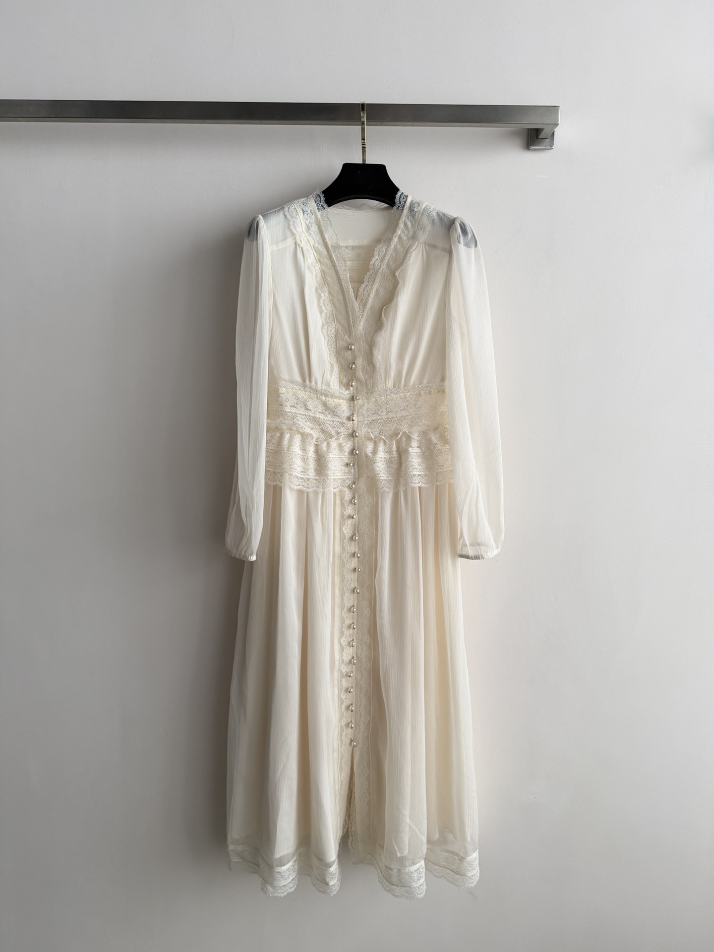 NO:738013,Zimmerman*26SS new shirt French lace splicing thin and breathable tulle V-neck to modify the neck line, waist cut to show the figure, pearl breast buttons exquisite embellishment, elegant and romantic atmosphere, perfect upper body, exquisite high-end SML,,19860909Zimmerman*26SS新款衬衣法式蕾丝拼接薄纱轻薄透气 V领修饰颈部线条 收腰裁剪显身材 珍珠排扣精致点缀 优雅浪漫氛围感满分上身精美高级SML,,,Women's clothing