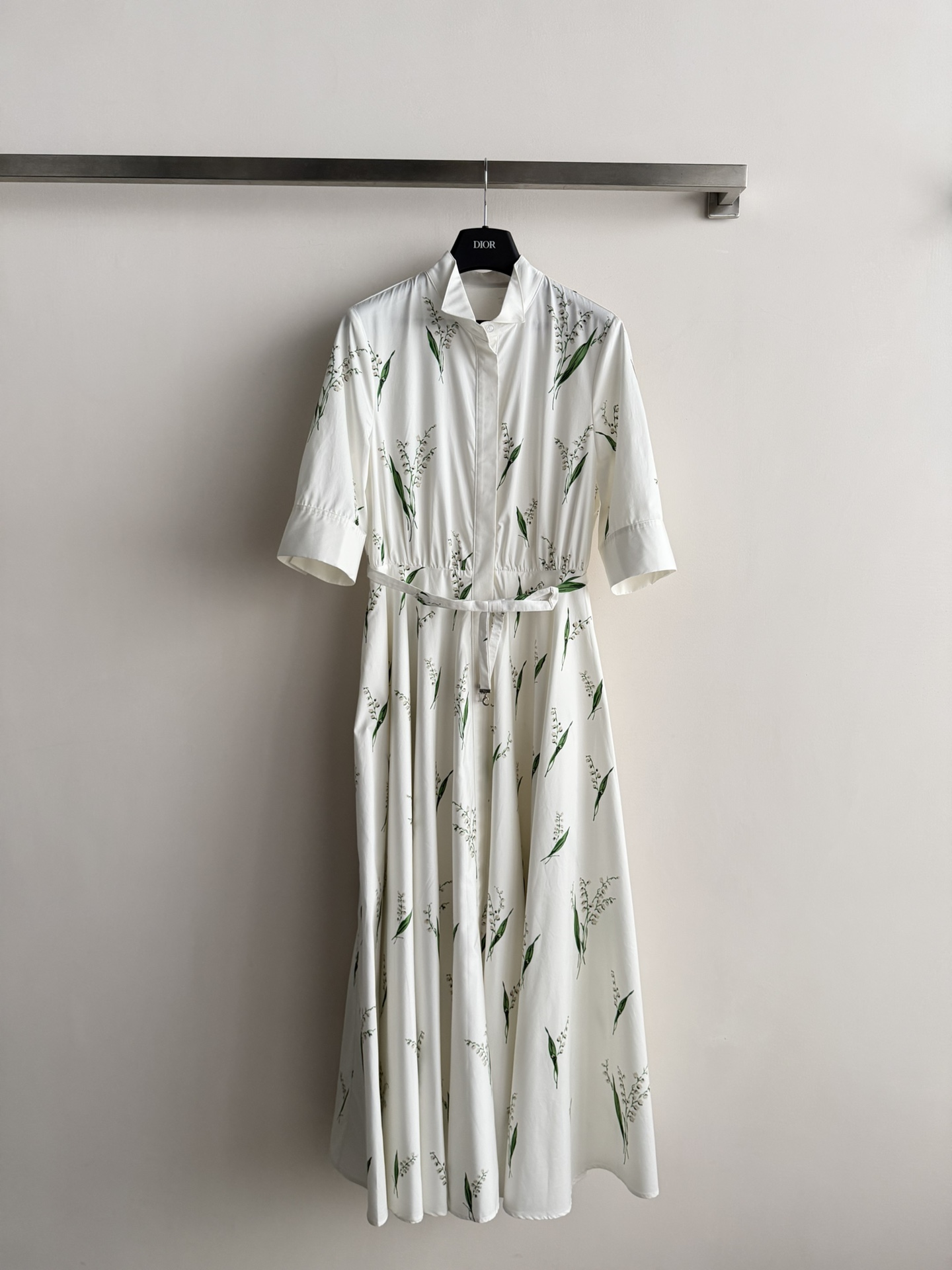 NO:738418,Dio*26SS new series of lily of the valley shirt dress is off-white with green lily of the valley print, fresh and elegant, full of spring atmosphere!  Light and thin cotton fabric, comfortable to wear, waist belt of the same color to modify the figure, skirt length is moderate, suitable for daily life or vacation. Lily of the Valley symbolizes good luck and happiness. It continues the classic elements of Dior and matches with simple accessories or handbags of the same brand. You can easily get a high-end look. SML-, dior, skirts, shirts,19860909Dio*26SS新款系列铃兰花衬衫裙米白底配绿色铃兰印花,清新优雅,春日氛围感满满！轻薄棉面料,穿着舒适,腰部同色腰带修饰身形,裙摆长度适中,日常或度假都很适合铃兰花象征好运与幸福,延续Dior经典元素,搭配简约配饰或同品牌手袋,轻松get高级感穿搭SML-,,dior,skirts,shirts,,Women's clothing