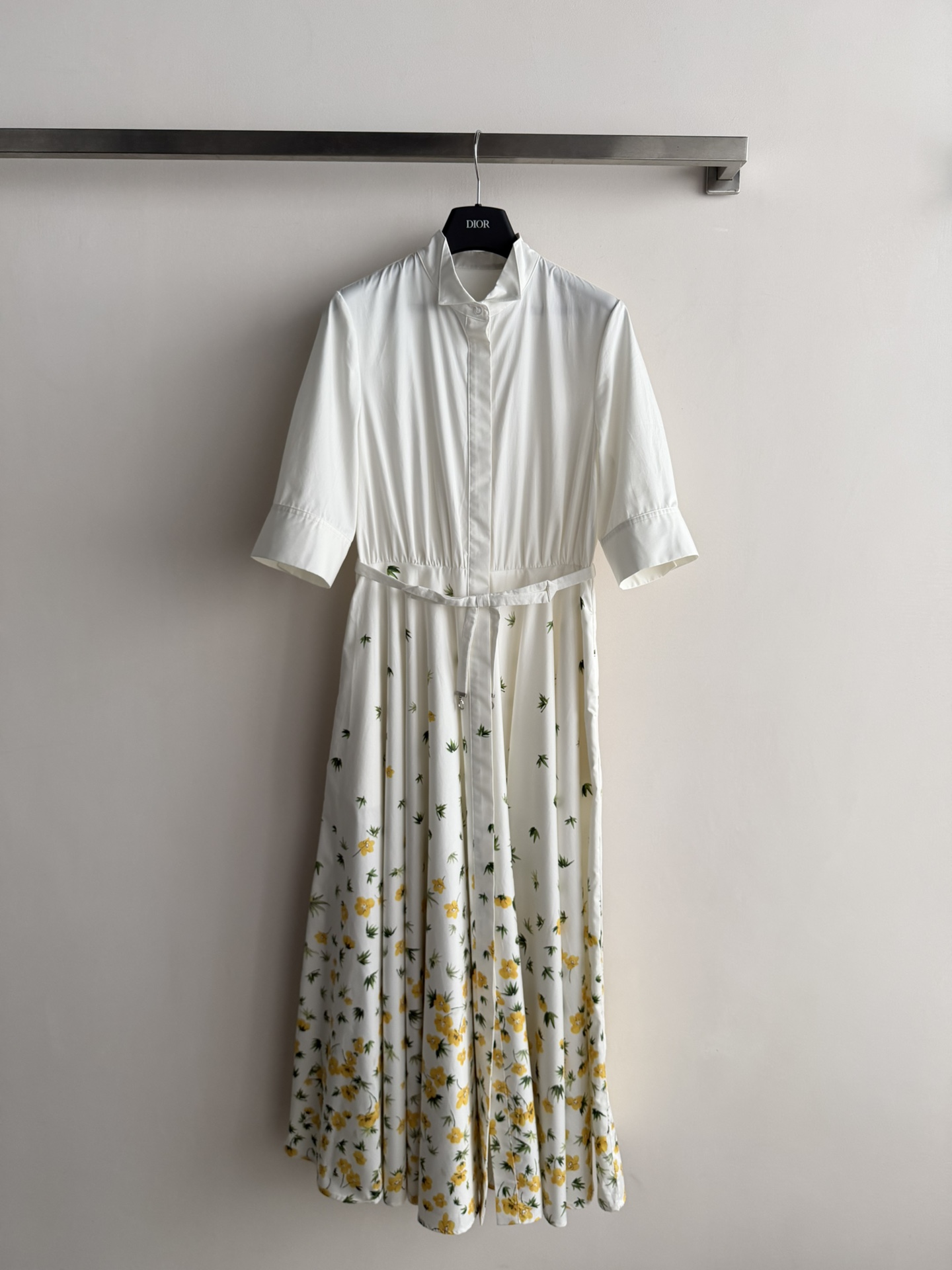 NO:738421,Dio*26SS new series floral shirt dress with off-white bottom and green leaves and yellow flowers is fresh and elegant, full of spring atmosphere!  Lightweight cotton fabric, comfortable to wear. The same color belt at the waist modifies the figure. The skirt is of moderate length. It is suitable for continuing the classic elements of Dior for daily life or vacation. Pair it with simple accessories or handbags of the same brand to easily get a high-end look. SML-, dior, skirts, shirts,19860909Dio*26SS新款系列花卉衬衫裙米白底配绿叶黄花清新优雅,春日氛围感满满！轻薄棉面料,穿着舒适,腰部同色腰带修饰身形,裙摆长度适中,日常或度假都很适合延续Dior经典元素,搭配简约配饰或同品牌手袋,轻松get高级感穿搭SML-,,dior,skirts,shirts,,Women's clothing