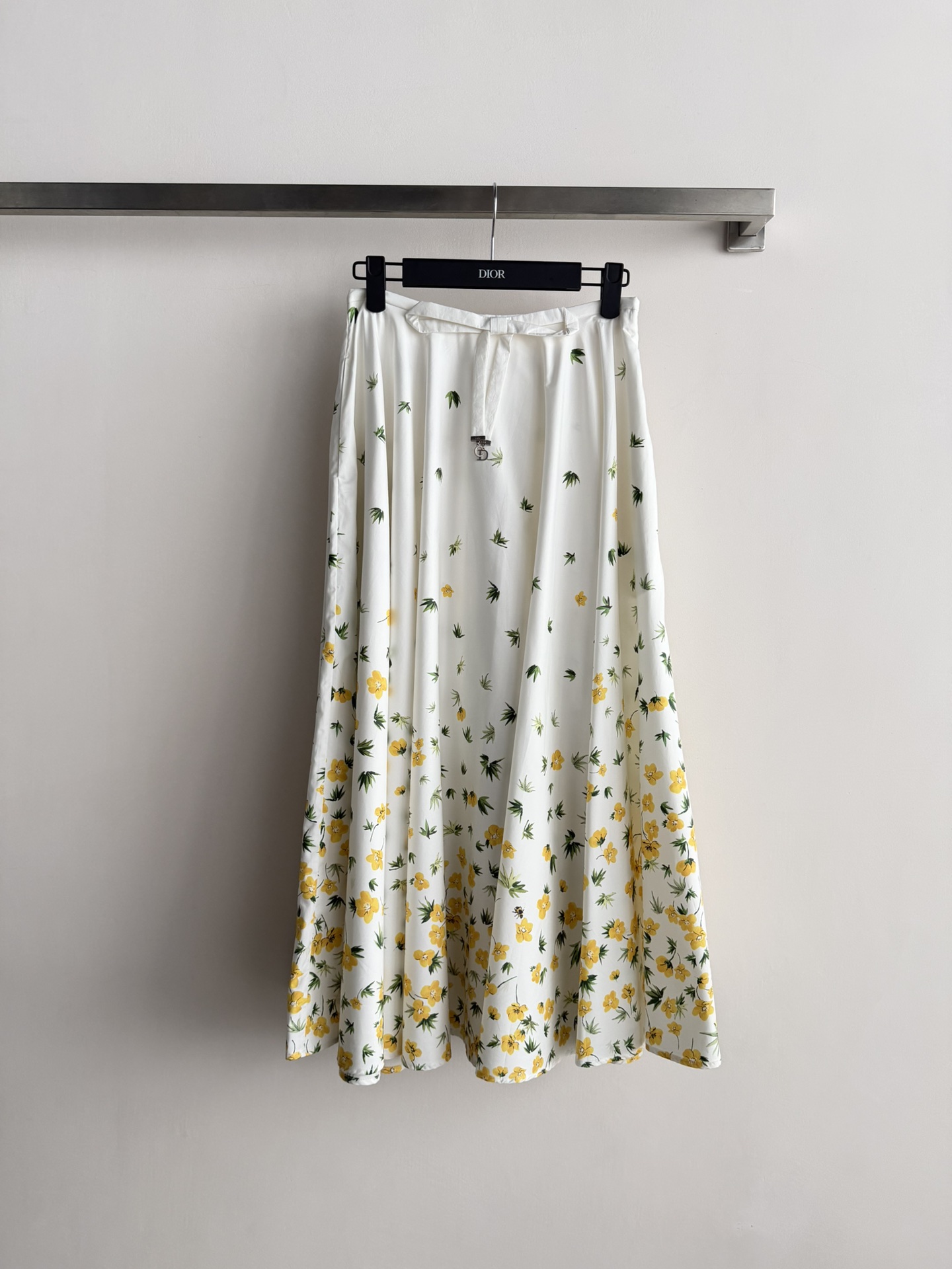 NO:738427,Dio*26SS spring and summer floral skirt with high-waisted A-line umbrella skirt design, light and thin cotton fabric, comfortable to wear. White background with yellow flowers and green leaves, fresh and natural, full of spring atmosphere. The skirt is bright and loose. It is loose and slimming, suitable for daily life or vacation. It has both French elegance and modernity. Pair it with a simple top or knitted sweater to easily create a sweet or literary style SML-, dior, skirts,19860909Dio*26SS春夏碎花半身裙高腰A字伞裙设计,轻薄棉质面料,穿着舒适.白色底色配黄色小花和绿叶,清新自然,春日氛围感满满裙摆用亮很足 宽松遮肉显瘦,日常或度假都很适合 法式优雅与现代感兼具,搭配简约上衣或织衫,轻松打造甜美或文艺风格SML-,,dior,skirts,,Women's clothing