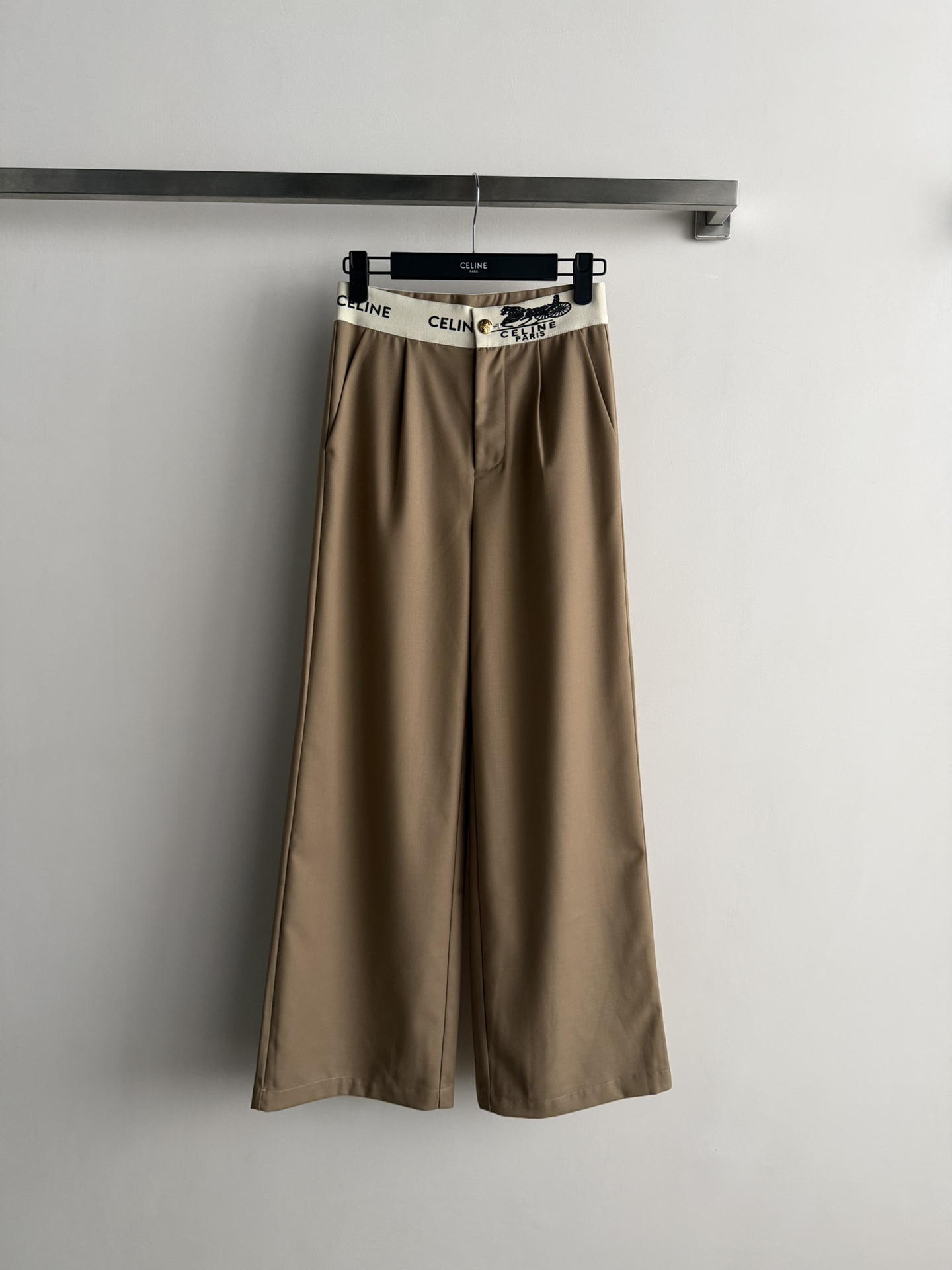 NO:738401,CELIN*26SS new wide-leg trousers. The waistband is embellished with brand letters. The design is novel and unique. It is fashionable and bright. The highly recognizable trousers are also more layered. The wide-leg version is vertical and smooth. It can also modify the shape of the legs, not only slimming but also elongating the height ratio!  When you put it on, you won’t want to take it off. It’s retro, modern, fashionable and versatile. Close your eyes and enter the two-color SML-,,celine,19860909CELIN*26SS新款阔腿裤 腰头点缀品牌字母设计新颖别致 时髦有亮点 极具辨识度裤子造型层次感也更加丰富,阔腿的版型,垂直顺滑 还能修饰腿型,不仅显瘦还拉长身高比例！穿上就不想脱下复古摩登时尚百搭潮流 闭眼入两色SML-,,celine,,Women's clothing