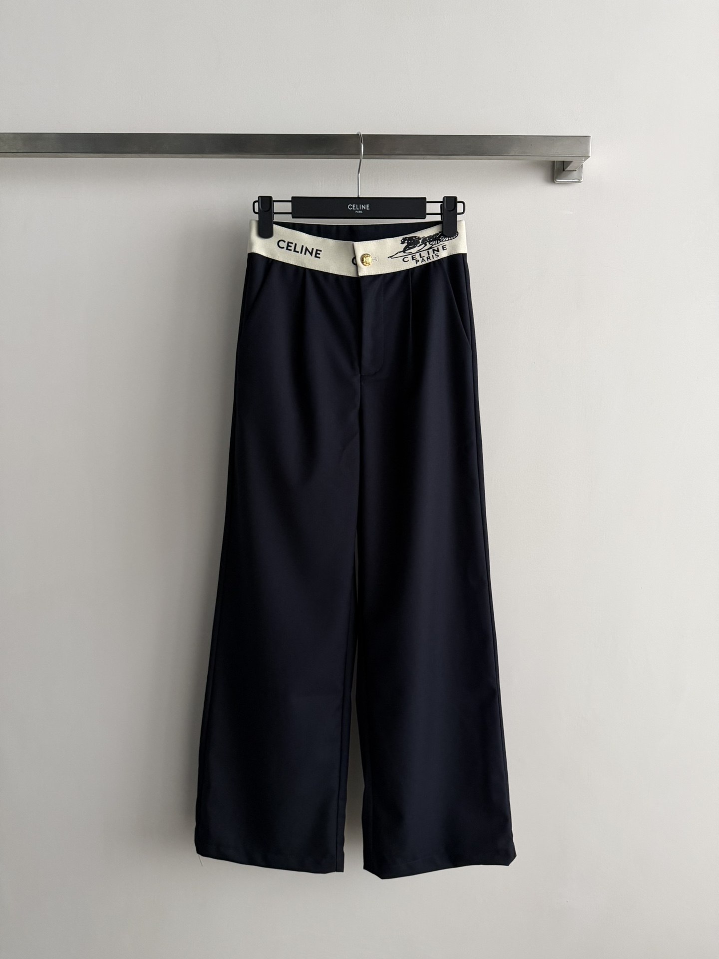 NO:738407,CELIN*26SS new wide-leg trousers. The waistband is embellished with brand letters. The design is novel and unique. It is fashionable and bright. The highly recognizable trousers are also more layered. The wide-leg version is vertical and smooth. It can also modify the shape of the legs, not only slimming but also elongating the height ratio!  When you put it on, you won’t want to take it off. It’s retro, modern, fashionable and versatile. Close your eyes and enter the two-color SML-,,celine,19860909CELIN*26SS新款阔腿裤 腰头点缀品牌字母设计新颖别致 时髦有亮点 极具辨识度裤子造型层次感也更加丰富,阔腿的版型,垂直顺滑 还能修饰腿型,不仅显瘦还拉长身高比例！穿上就不想脱下复古摩登时尚百搭潮流 闭眼入两色SML-,,celine,,Women's clothing