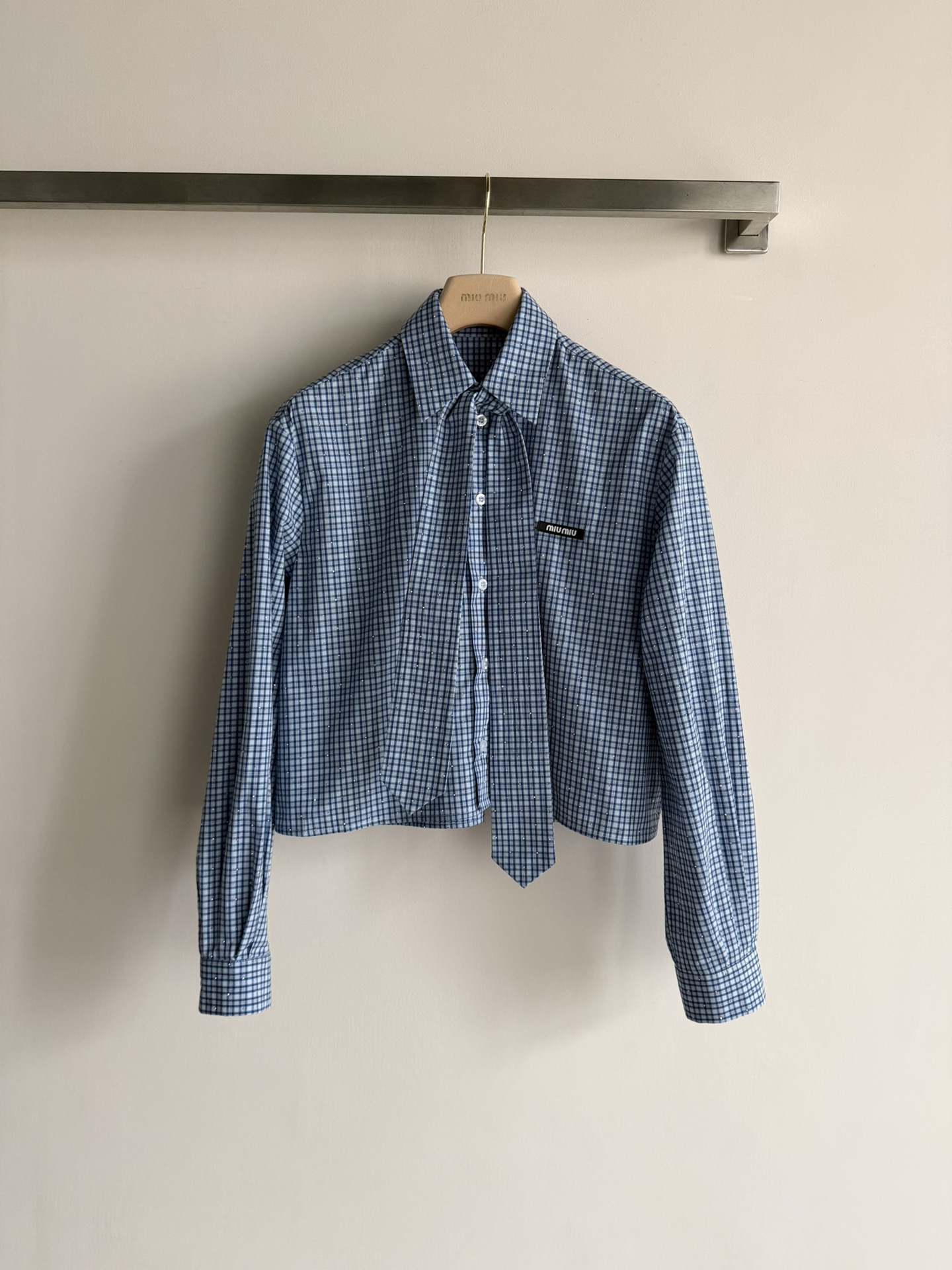 NO:738876,MiuMi*26SS new blue plaid shirt is made of 100% cotton fabric, which is soft and skin-friendly and not easy to wrinkle, making it super comfortable for daily wear!  The fine blue plaid pattern + logo on the chest is full of college style, retro and age-reducing. The short and loose fit, lapel and long-sleeved design, can be worn alone or layered. With the detachable streamer decoration of the same series, you can easily create a youthful and sophisticated look. Paired with pleated skirts or jeans, you can easily control both college style and Korean style!  SML,,miumiu,skirts,jeans,shirts,19860909MiuMi*26SS新款蓝色格纹衬衫,采用全棉面料,柔软亲肤又不易皱,日常穿着超舒适！细密蓝格纹+胸前logo徽标,学院风满满,复古又减龄针.短款宽松版型,翻领长袖设计,单穿或叠搭都很○K,配上可拆卸同系列飘带装饰,轻松打造青春精致感,搭配百褶裙或牛仔裤,学院风、韩系风都能轻松驾驭！SML,,miumiu,skirts,jeans,shirts,,Women's clothing