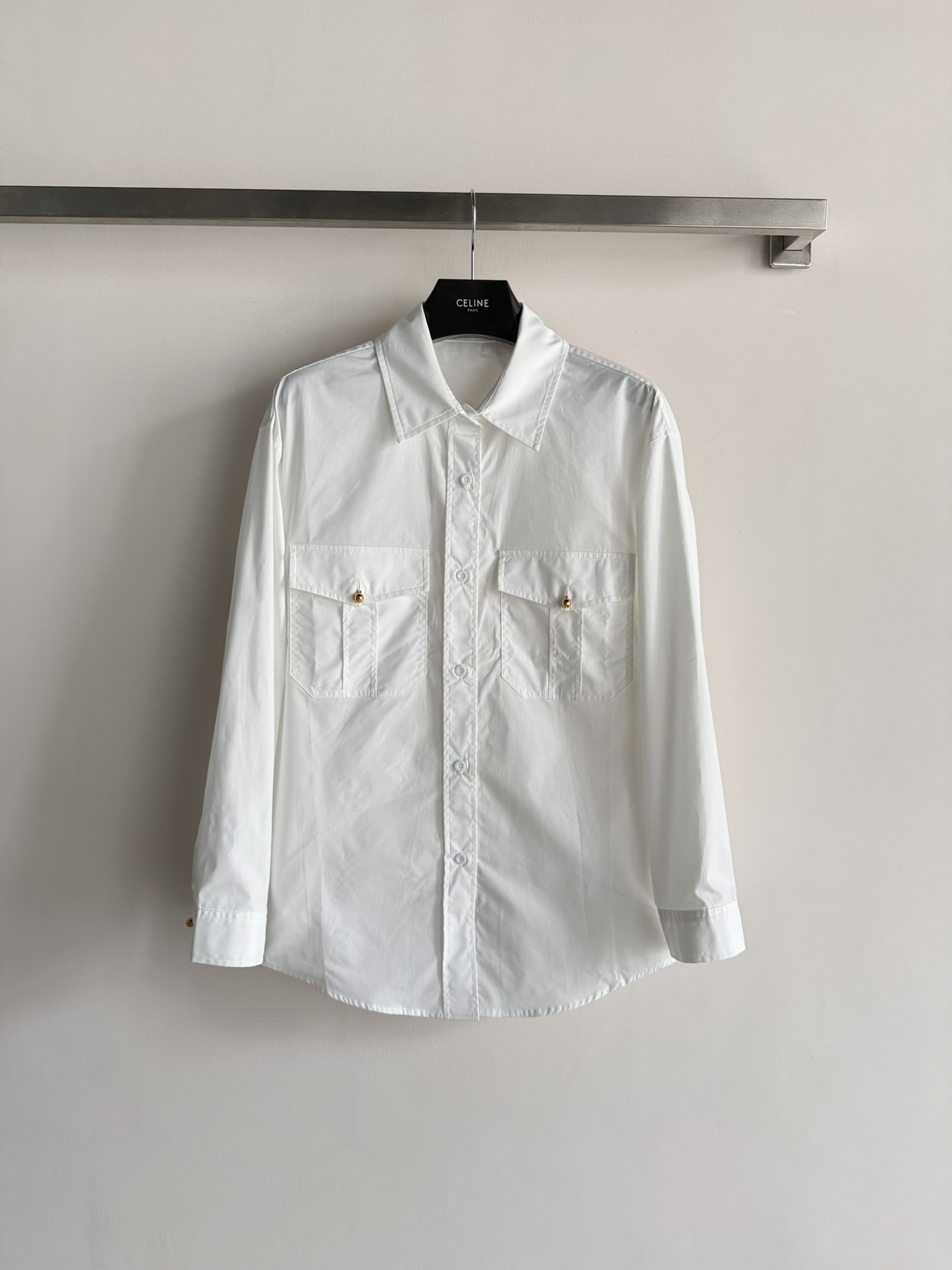 NO:738889,Celin*26SS new white double-pocket shirt, simple design + high-quality cotton, comfortable and breathable to wear. Lapel + double pockets, gold buttons embellished, full of details. Loose style, easy to control for commuting and leisure, it is great to wear alone or layered. White is versatile, super stylish with jeans or skirts, easy to control the intellectual elegance!  SML,,celine,skirts,jeans,shirts,19860909Celin*26SS新款白色双口袋衬衫,简约设计+高品质棉质,穿着舒适透气.翻领+双口袋,金色纽扣点缀,细节满分.宽松版型,通勤休闲都能轻松驾驭,单穿或叠搭都很出彩.白色百搭,配牛仔裤或半裙都超有型,知性优雅气质轻松拿捏！SML,,celine,skirts,jeans,shirts,,Women's clothing
