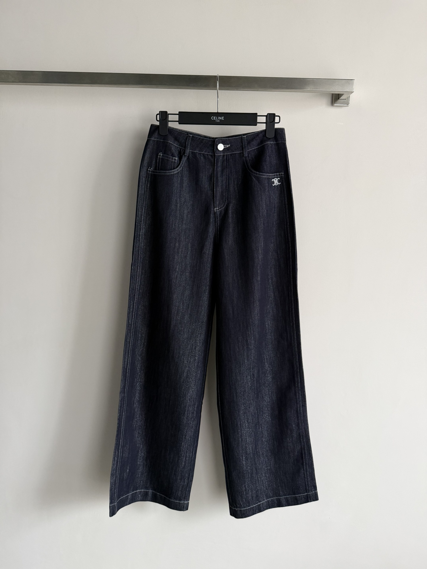 NO:738885,Celin*26SS new straight-leg jeans are made of high-quality denim, with great drape and wear resistance!  The high-waisted, loose and straight design flatters the legs and is comfortable, making it easy to control for daily commuting or leisure. The pants are simple, with brand embroidery on the front, and full of details. They are super versatile and can be worn with any shirt, T-shirt, or jacket. They are perfect for spring and summer~SML,,celine,jeans,jackets & coats,shirts,tees,t-shirt,19860909Celin*26SS新款直筒牛仔裤,采用高品质牛仔布,垂坠感和耐磨性都很棒！高腰宽松直筒设计,修饰腿型又舒适,日常通勤或休闲都能轻松驾驭.裤身简约,正面有品牌刺绣,细节满分.超百搭,随便配衬衫、T恤、外套都OK,春夏季节穿超合适～SML,,celine,jeans,jackets & coats,shirts,tees，t-shirt,,Women's clothing