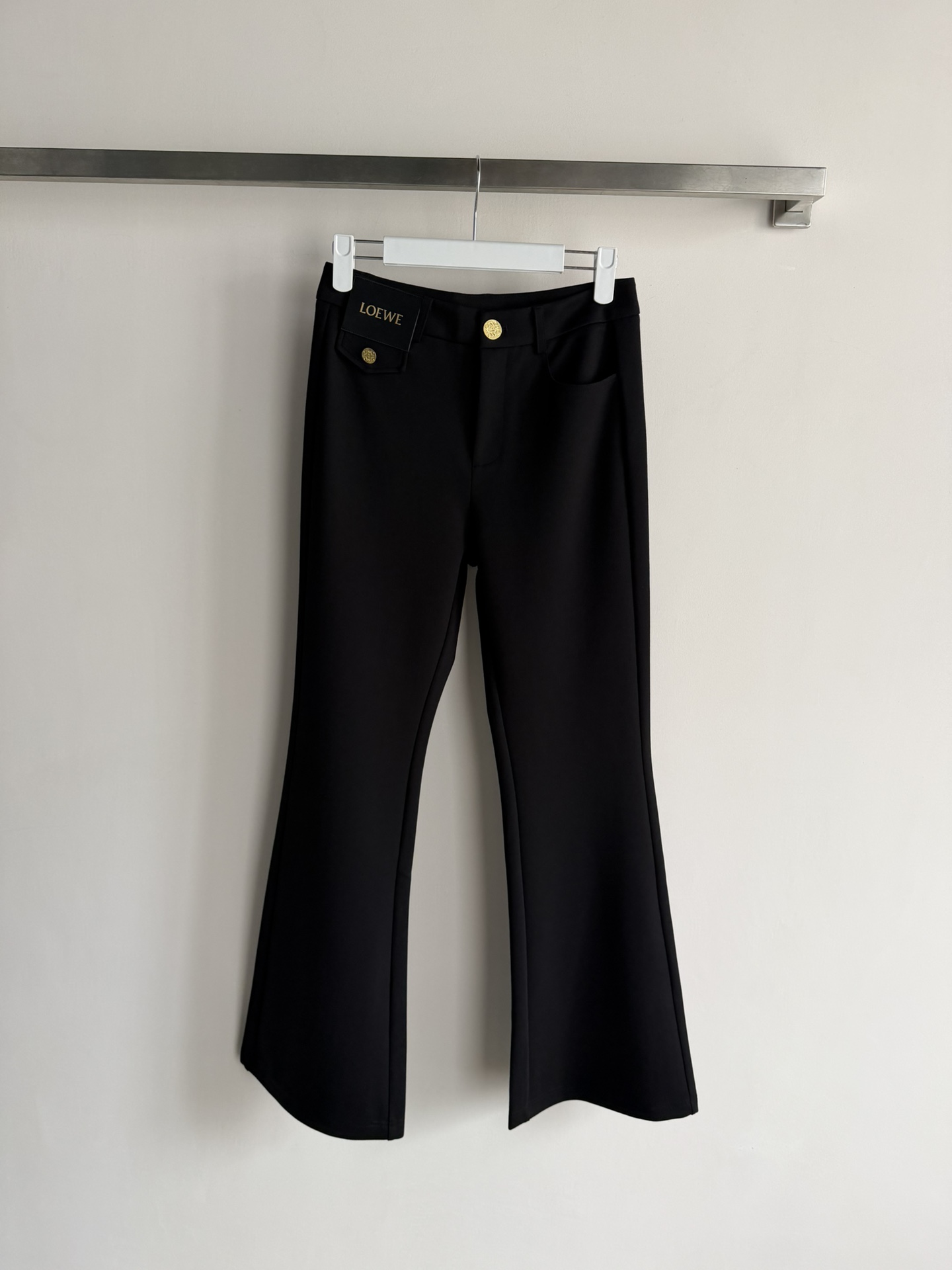 NO:738881,loew*'s new black boot-cut trousers with a high-waisted design and slightly flared trousers make your legs look slimmer! The fabric has good drape and is comfortable and stiff to wear, making it easy to handle during daily commutes. The details of the metal button leather logo letter plate are full of sophistication. They can be paired with any shirt or knitted sweater, and you can easily switch between multiple styles~SML,,loewe,shirts,19860909loew*新款黑色微喇长裤高腰设计微喇叭裤型,修饰腿型超显瘦!面料垂感好,穿着舒适又挺括,通勤日常都能轻松驾驭.金属纽扣logo字母皮牌细节,精致感满满,随便配衬衫,针织衫都 OK,轻松切换多种风格~SML,,loewe,shirts,,Women's clothing