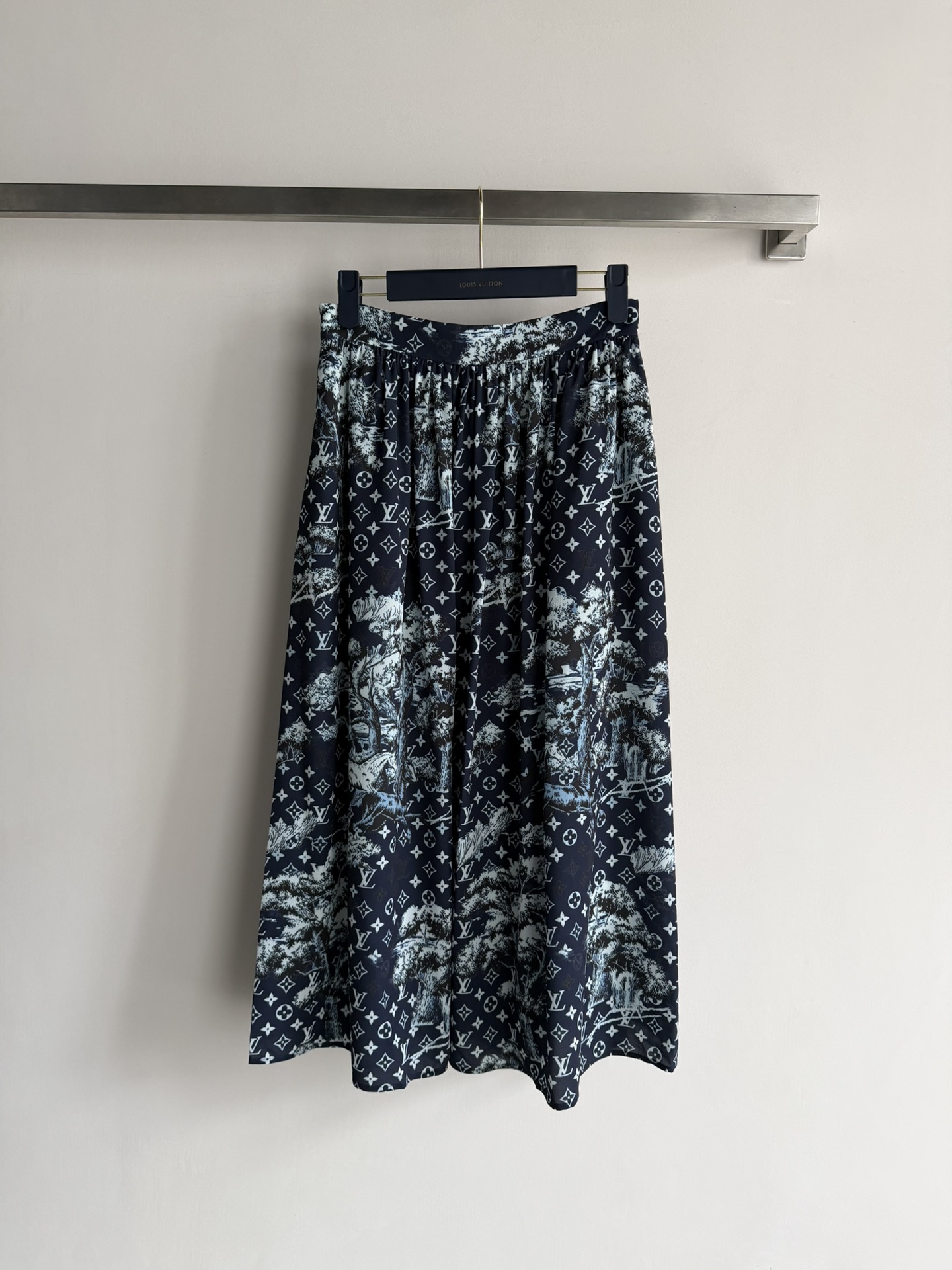 NO:738877,Louis Vuitto*26SS new printed skirt, classic Monogram presbyopia + big tree print, full of French elegant atmosphere. Light and thin fabric + drape and layering are all online.  It can be easily used for daily commuting and vacation leisure. Pair it with a sweater or shirt to easily get a high-end look!  SML,,louis vuitton,skirts,shirts,19860909Louis Vuitto*26SS新款印花半裙,经典Monogram老花+大树印花,法式优雅氛围感拉满.轻薄面料+垂坠感和层次感都在线．日常通勤、度假休闲都能轻松驾驭.搭配针织衫或衬衫,轻松get高级感穿搭！SML,,louis vuitton,skirts,shirts,,Women's clothing