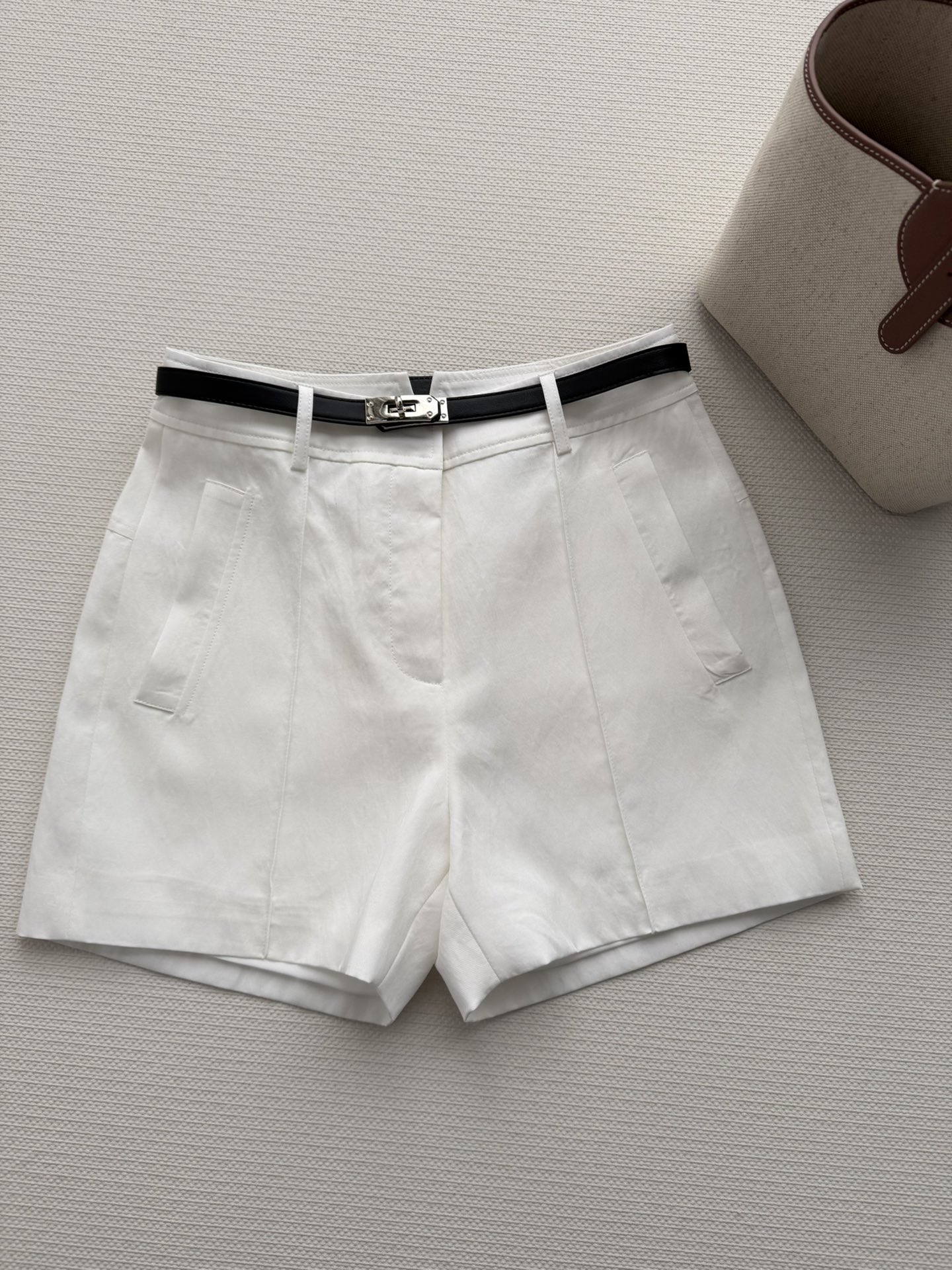 NO:738863,Hermé*26SS new shorts are made of cotton that is skin-friendly and breathable, and has a great drape. It is super comfortable to wear in spring and summer. The high-waisted straight-leg wide-leg design makes the legs slimmer and flattering, and the waistline is more prominent when paired with a belt. It is super friendly to pear-shaped figures and can be easily controlled in daily commuting. It is very elegant when paired with a white T, a shirt or a sweater, and you can easily get a lazy commuting style SML, hermes, shorts, shirts,19860909Hermé*26SS新款短裤棉质亲肤透气,垂感超赞,春夏穿超舒服高腰直筒阔腿设计,显瘦又修饰腿型,搭配腰带更显腰线 对梨形身材超友好通勤日常都能轻松驾驭.随便配白T、衬衫或针织衫都很有气质,轻松get慵懒通勤风SML,,hermes,shorts,shirts,,Women's clothing