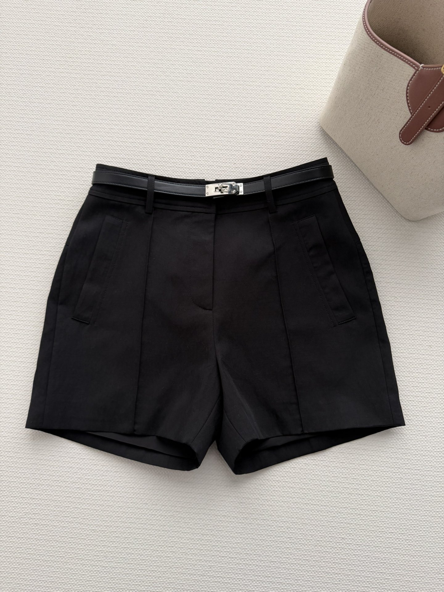 NO:738869,Hermé*26SS new shorts are made of cotton that is skin-friendly and breathable, and has a great drape. It is super comfortable to wear in spring and summer. The high-waisted straight-leg wide-leg design makes the legs slimmer and flattering, and the waistline is more prominent when paired with a belt. It is super friendly to pear-shaped figures and can be easily controlled in daily commuting. It is very elegant when paired with a white T, a shirt or a sweater, and you can easily get a lazy commuting style SML, hermes, shorts, shirts,19860909Hermé*26SS新款短裤棉质亲肤透气,垂感超赞,春夏穿超舒服高腰直筒阔腿设计,显瘦又修饰腿型,搭配腰带更显腰线 对梨形身材超友好通勤日常都能轻松驾驭.随便配白T、衬衫或针织衫都很有气质,轻松get慵懒通勤风SML,,hermes,shorts,shirts,,Women's clothing