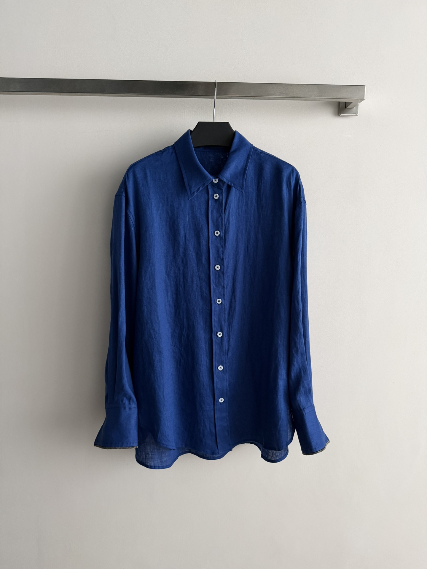 NO:722994,BrunelloCucinell*26SS new old-money style linen long-sleeved shirt, this old-money style linen long-sleeved shirt is made of linen fabric, breathable and moisture-absorbing, super comfortable to wear in spring and summer!  Classic lapel + white buttons, iconic embellishment of cuff beading, simple and high-end +. Loose cut, can be worn alone or layered, can be easily controlled for commuting, leisure, and vacation, full of relaxation, low-key elegance and temperament ~ SML, women's clothing, brunello cucinelli, loro piana, shirts,19860909BrunelloCucinell*26SS新款老钱风亚麻长袖衬衫,这款老钱风亚麻长袖衬衫,采用亚麻面料,透气吸湿,春夏穿超舒服！经典翻领+白色纽扣,袖口钉珠标志性点缀,简约又高级+.宽松剪裁,单穿o叠搭都○K,通勤、休闲、度假都能轻松驾驭,松弛感满分,低调优雅气质拿捏住啦~SML,女装,brunello cucinelli,loro piana,shirts,,Women's clothing