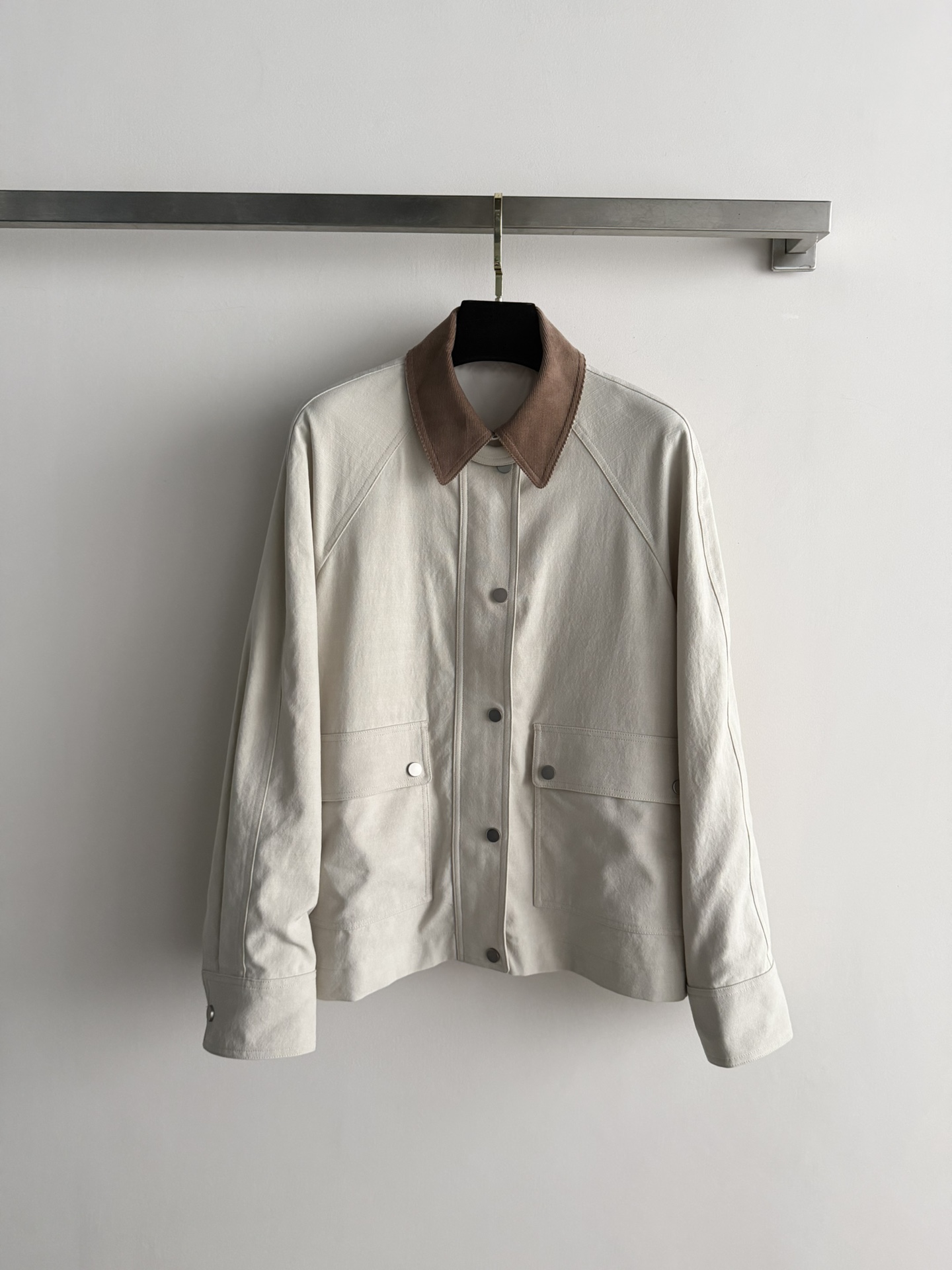 NO:722989,BrunelloCucinell*26 new work jacket has a contrasting corduroy collar that lights up the layers. The large work pocket design is not only practical but also makes the overall look more elegant. The front metal button closure and zipper double-layer design make it more flexible to wear. It can be easily worn with any item to turn heads. SML-, women's clothing, brunello cucinelli, jackets & coats, jackets & coats,19860909BrunelloCucinell*26新款工装夹克外套撞色灯芯绒领口点亮层次 工装大口袋设计不仅实用还让整体造型更有腔调 前襟金属纽扣闭合加拉链双层设计让穿着更灵活 ,随意搭配任何单品都能轻松穿出回头率SML-,女装,brunello cucinelli,jackets & coats,jackets & coats,,Women's clothing