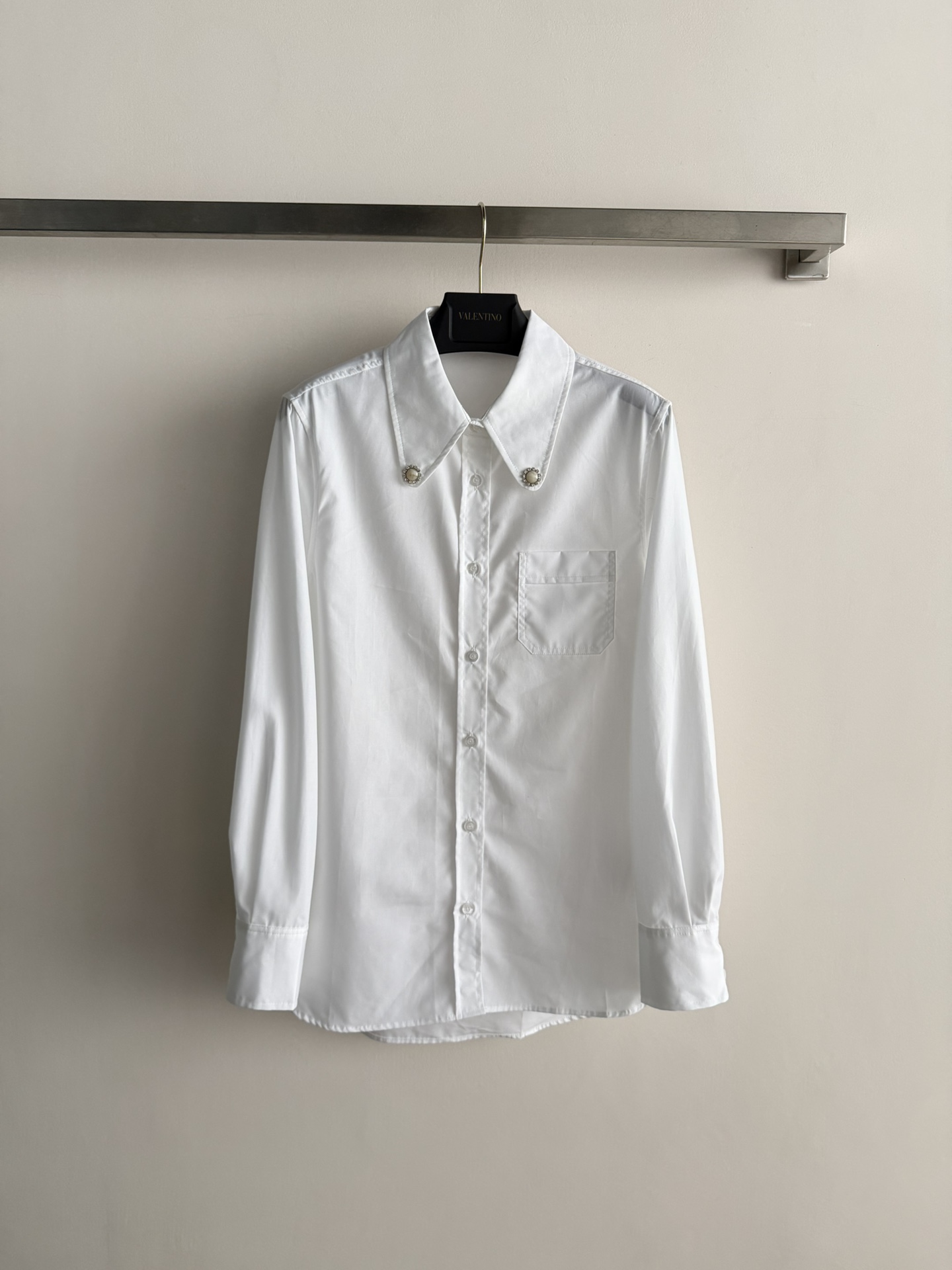 NO:722984,Valentin*'s new long-sleeved shirt is new. The lapel is decorated with exquisite pearl crystal diamonds. The shirt is simple but not monotonous. The chest pocket is decorated with a bit of design. The upper body is very good-looking and high-end. The fit is slightly loose and comfortable. Fashionable and elegant. The noble fabrics and cotton custom fabrics have a super texture. Three-dimensional and stylish. Comfortable and breathable. Shirts have always been versatile and a wardrobe must-have. You are not allowed to miss this one. You can easily match it no matter what the occasion. Wear your own unique style!  SML-,Valentino-clothing,valentino,valentino,shirts,19860909Valentin*新款长袖衬衫上新 翻领采用精致珍珠水晶钻点缀衬衫简约但不单调 胸前口袋装饰 带点设计感上身非常好看高级,版型微宽松舒适 时尚大方 气质高贵面料棉定制面料质感超好 立体有型 舒适透气衬衫向来都是百搭款 衣橱必备 不允许你们错过的一款不管什么场合都轻松搭配 穿出自己独特风格！SML-,华伦天奴-服装,valentino,valentino,shirts,,Women's clothing