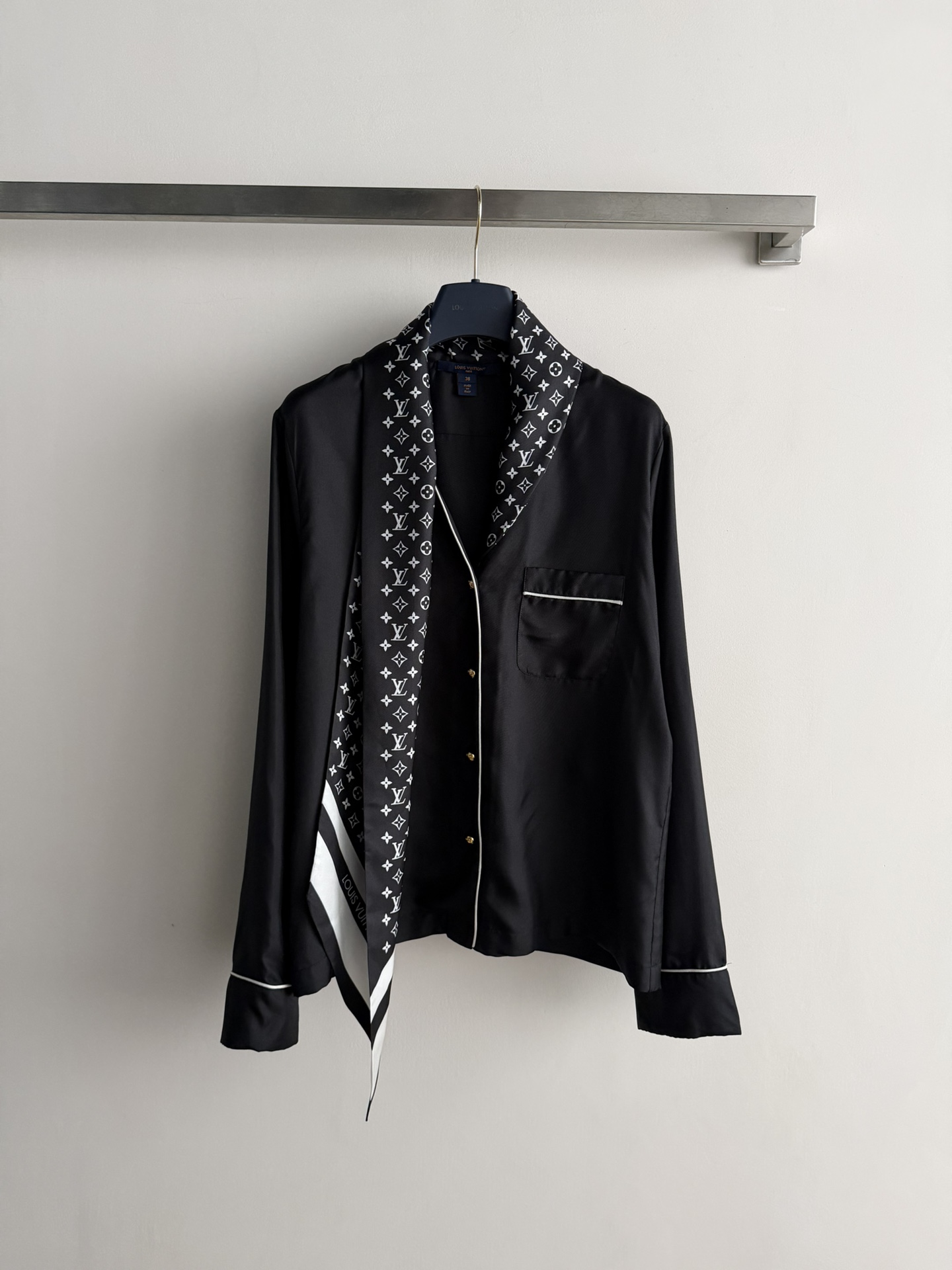 NO:722979,LV*2026 early spring series black silk pajama style shirt, soft silk material, smooth touch, glossy full minute hand. Black and white Monogram presbyopic flower collar, fixed at one end, casual drape, elegant and personalized. Classic pajama style tailoring, white piping on the collar and cuffs, exquisite details. It can be worn alone or layered, and can be easily controlled for commuting, dinner, and leisure. It is fashionable and practical, and is one of the highlights of the LV women's clothing series!  SML,Louis Vuitton-clothing,louis vuitton,louis vuitton,loro piana,shirts,real silk,19860909LV*2026早春系列黑色真丝睡衣风衬衫,柔软真丝材质,触感顺滑,光泽感满分针.黑白Monogram老花飘带领,单头固定,随性垂坠,优雅又有个性.经典睡衣式剪裁,领口和袖口白色滚边,细节精致.可单穿或内搭,通勤、晚宴、休闲都能轻松驾驭,时尚实用兼备,是LV女装系列的亮点单品之一！SML,路易威登-服装,louis vuitton,louis vuitton,loro piana,shirts,real silk,,Women's clothing