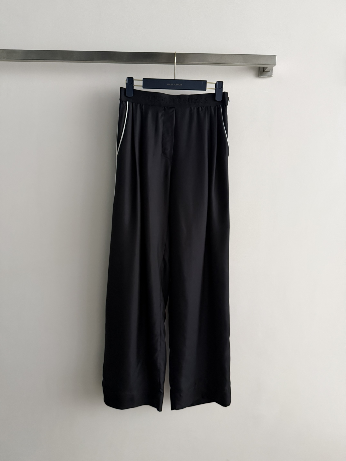 NO:722974,LV*26 new early spring straight silk trousers, high waist design + drapey fabric, perfect for a lazy and high-end feel!  It is embellished with white stripes, full of layering, and has a great visual effect. The brand logo on the waist has exquisite details and high recognition. The loose version modifies the leg shape, which is comfortable and fashionable. It can be easily worn on the street or at parties. Pair it with a short top or jacket to easily get a lazy style←SML, Louis Vuitton-clothing, louis vuitton, louis vuitton, loro piana, jackets & coats, real silk,19860909LV*26早春新款直筒真丝长裤,高腰设计+垂感面料,慵懒高级感满分！配白色条纹点缀,层次感十足,视觉效果超赞.腰部品牌标识,细节精致,辨识度高.宽松版型修饰腿型,舒适又时髦,日常出街、聚会都能轻松驾驭,搭配短款上衣或外套,轻松get慵懒风穿搭←SML,路易威登-服装,louis vuitton,louis vuitton,loro piana,jackets & coats,real silk,,Women's clothing