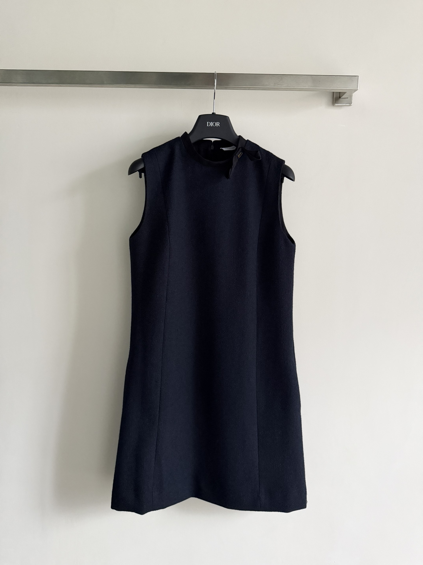 NO:739840,DIO*26SS new sleeveless dress, simple and elegant, the fabric is crisp, grainy and textured, wool blend material. A-line version + round neck bow embellished design, flattering the body shape and comfortable, suitable for commuting, daily or formal occasions. The sleeveless design is refreshing and neat, looks great with jackets or accessories, easy to switch styles. Classic and versatile temperament and practicality, it is a must-have item in the wardrobe!  SML,,dior,skirts,jackets & coats,19860909DIO*26SS新款无袖连衣裙,简约大方,面料挺括有颗粒感有质感,羊毛混纺材质.A字版型+圆领蝴蝶结点缀设计,修饰身形又舒适,适合通勤、日常或正式场合穿搭.无袖设计清爽利落,搭配外套或配饰都很出彩,轻松切换风格.经典百搭气质与实用性兼具,是衣橱必备单品！SML,,dior,skirts,jackets & coats,,Women's clothing
