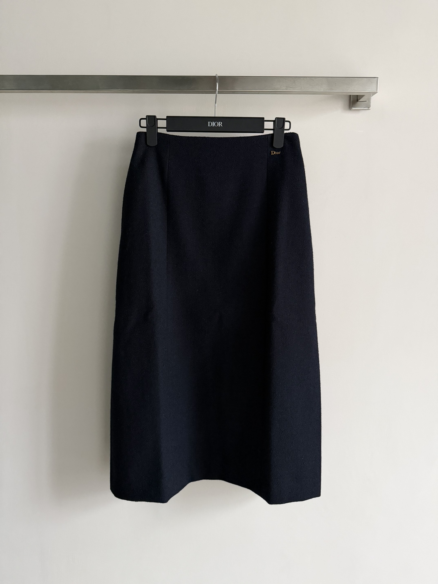 NO:722962,Dio*26's new skirt is made of high-quality wool blended fabrics, with a simple and smooth cut, and a super elegant upper body. It has the Dio letter logo on the front, which is low-key and recognizable. The mid-length length is easy to control for commuting and formal occasions, and it looks great with shirts or knitted fabrics. The fabric is stylish and comfortable to wear, suitable for sisters who pursue fashion and quality!  SML,Dior-clothing,dior,dior,loro piana,skirts,shirts,19860909Dio*26新款半身裙,采用高品质羊毛混纺面料,剪裁简约流畅,上身超显气质.正面有Dio字母标志,低调又有辨识度.中长款长度,通勤、正式场合都能轻松驾驭,搭配衬衫或针织都很出彩.面料有型,穿看舒适,适合追求时尚和品质的姐妹们！SML,迪奥-服装,dior,dior,loro piana,skirts,shirts,,Women's clothing