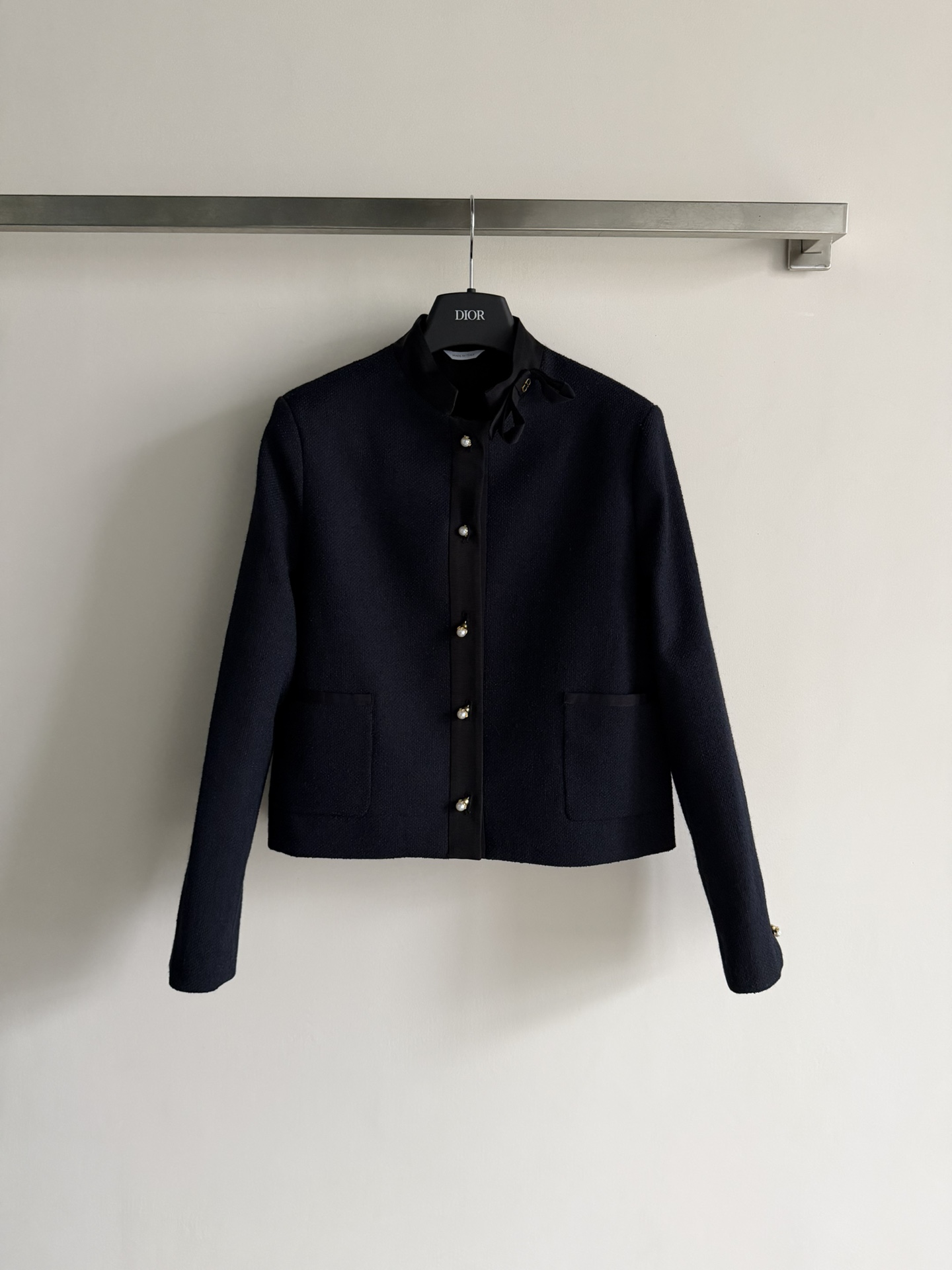 NO:722964,Dio*26 new pearl button jacket, wool blended fabric, thick and stylish texture. Black trim + pearl buttons, perfect details, stand-up collar design, with bow embellishment makes it more elegant. There are two pockets on the front, practical and beautiful. It goes well with jeans or series of skirts, easy to switch between casual or formal styles, and can be easily controlled at parties!  SML,Dior-clothing,dior,dior,loro piana,skirts,jeans,jackets & coats,19860909Dio*26新款珍珠扣外套,羊毛混纺面料,质感厚实有型.黑色饰边+珍珠纽扣,细节满分 ,立领设计,搭配蝴蝶结点缀更显优雅.正面有两个口袋,实用又美观.搭配牛仔裤或系列半裙都很出彩,轻松切换休闲or正式风格,聚会都能轻松驾驭！SML,迪奥-服装,dior,dior,loro piana,skirts,jeans,jackets & coats,,Women's clothing