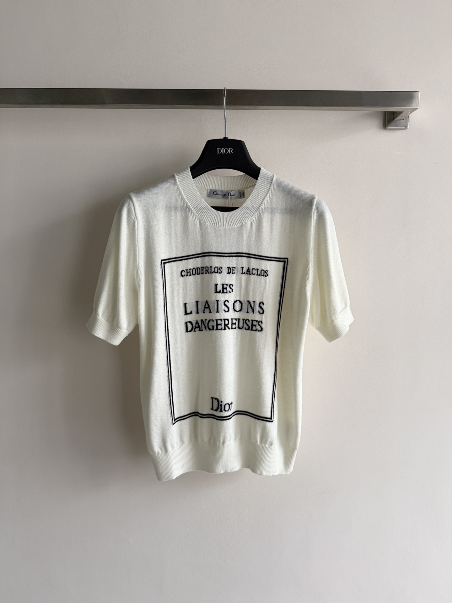 NO:722951,Dio*26 new literary element knitted short-sleeves, with 'LESLIAISONS DANGEREUSES' literary elements printed on the front, full of literary and artistic touches. Soft knitted fabric, breathable and comfortable, perfect for spring and summer!  Round neck + short sleeve design, simple and versatile, can be easily used in daily or light luxury occasions. Dio logo on the hem, full of brand sense, looks great with jeans or skirts, easy gt elegant and casual style~SML, Dior-clothing, dior, dior, loro piana, skirts, jeans, T-shirt,19860909Dio*26新款文学元素针织短袖,正面印有“LESLIAISONS DANGEREUSES”文学元素,文艺感满满针.柔软针织面料,透气舒适,春夏穿超合适！圆领+短袖设计,简约百搭,日常或轻奢场合都能轻松驾驭.下摆Dio标志,品牌感十足,搭配牛仔裤或半裙都很出彩,轻松gt优雅随性风~SML,迪奥-服装,dior,dior,loro piana,skirts,jeans,T-shirt,,Women's clothing