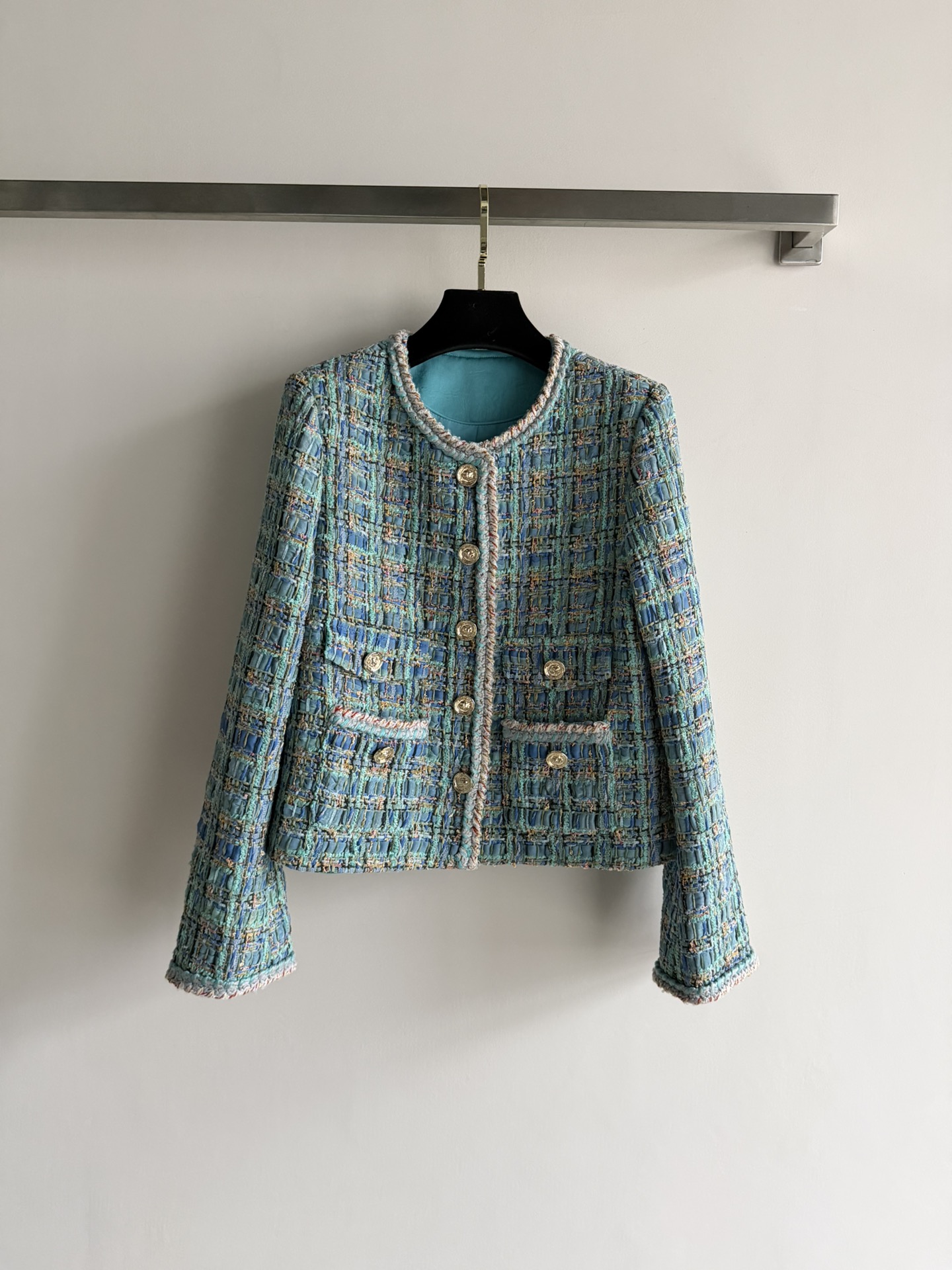 NO:722947,CHANE* high-end heavy-duty peacock blue jacket blue-green tweed woven fabric upper body is comfortable and lightweight, high-end luxury classic H version, with round neck single-breasted design, double pockets on both sides and retro lion head metal buckle decoration. The color is very eye-catching. The upper body looks very fashionable, elegant, retro and beautiful!  SML-,Chanel-clothing,chanel,chanel,jackets & coats,19860909CHANE*高级重工孔雀蓝外套蓝绿色粗花呢编织面料上身舒适轻盈 高级奢华经典H版型 搭配圆领单排扣设计 两侧饰有双口袋配以复古狮子头金属扣装饰颜色很亮眼 上身显得非常时尚优雅复古又美丽！SML-,香奈儿-服装,chanel,chanel,jackets & coats,,Women's clothing