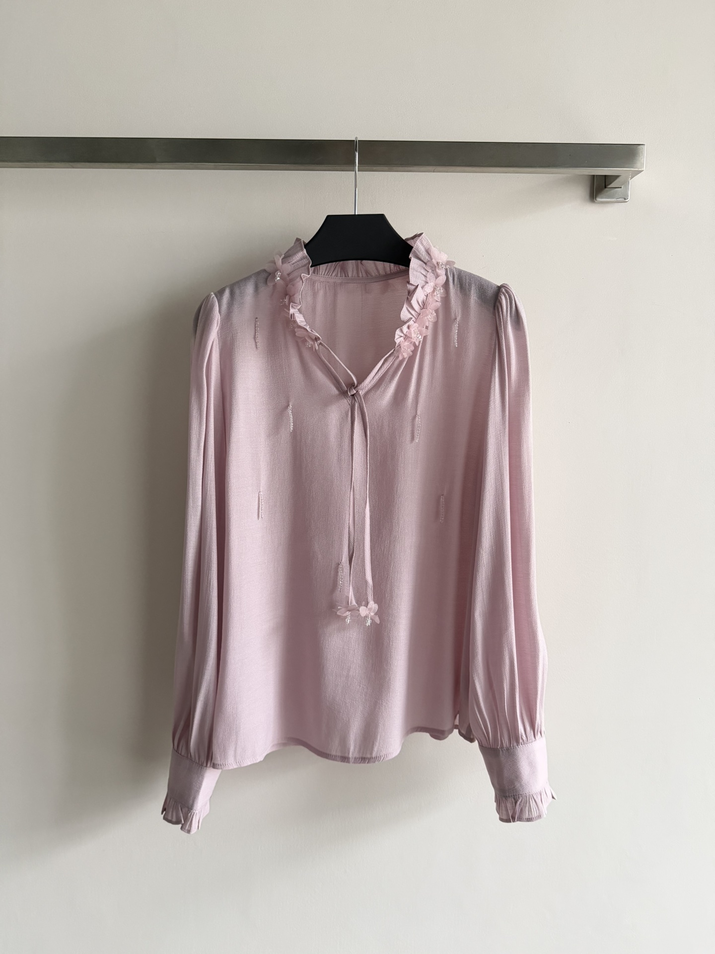 NO:740382,New French style lace-up shirt with earrings, V-neck + ruffle design, embellished with small flowers, full of romance!  Light and thin fabric, good drape, super comfortable to wear in spring and summer~long sleeves are slightly cinched, the lace decoration is adjustable, and full of details. It can be easily controlled for daily commuting, dating, and leisure. Paired with high-waisted pants or skirts, you can easily get a gentle and elegant temperament! SML,,skirts,shirts,19860909新款法式木耳边系带衬衫,V领+荷叶边设计,点缀小花,浪漫感满满！轻薄面料,垂坠感好,春夏穿超舒服~长袖微收口,系带装饰可调节,细节感拉满计.日常通勤、约会、休闲都能轻松驾驭,搭配高腰裤或半身裙,温柔优雅气质轻松get!SML,,skirts,shirts,,Women's clothing