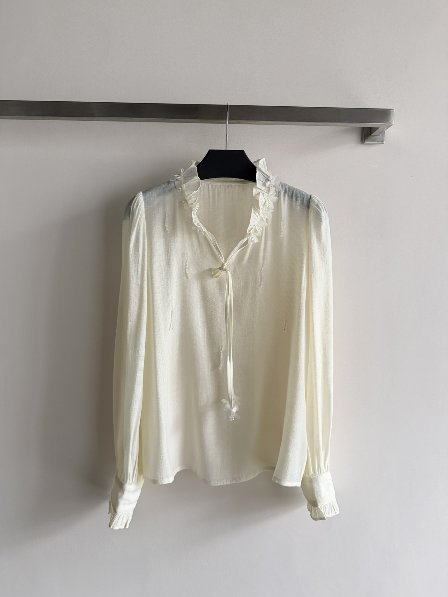 NO:740385,New French style lace-up shirt with earrings, V-neck + ruffle design, embellished with small flowers, full of romance!  Light and thin fabric, good drape, super comfortable to wear in spring and summer~long sleeves are slightly cinched, the lace decoration is adjustable, and full of details. It can be easily controlled for daily commuting, dating, and leisure. Paired with high-waisted pants or skirts, you can easily get a gentle and elegant temperament! SML,,skirts,shirts,19860909新款法式木耳边系带衬衫,V领+荷叶边设计,点缀小花,浪漫感满满！轻薄面料,垂坠感好,春夏穿超舒服~长袖微收口,系带装饰可调节,细节感拉满计.日常通勤、约会、休闲都能轻松驾驭,搭配高腰裤或半身裙,温柔优雅气质轻松get!SML,,skirts,shirts,,Women's clothing