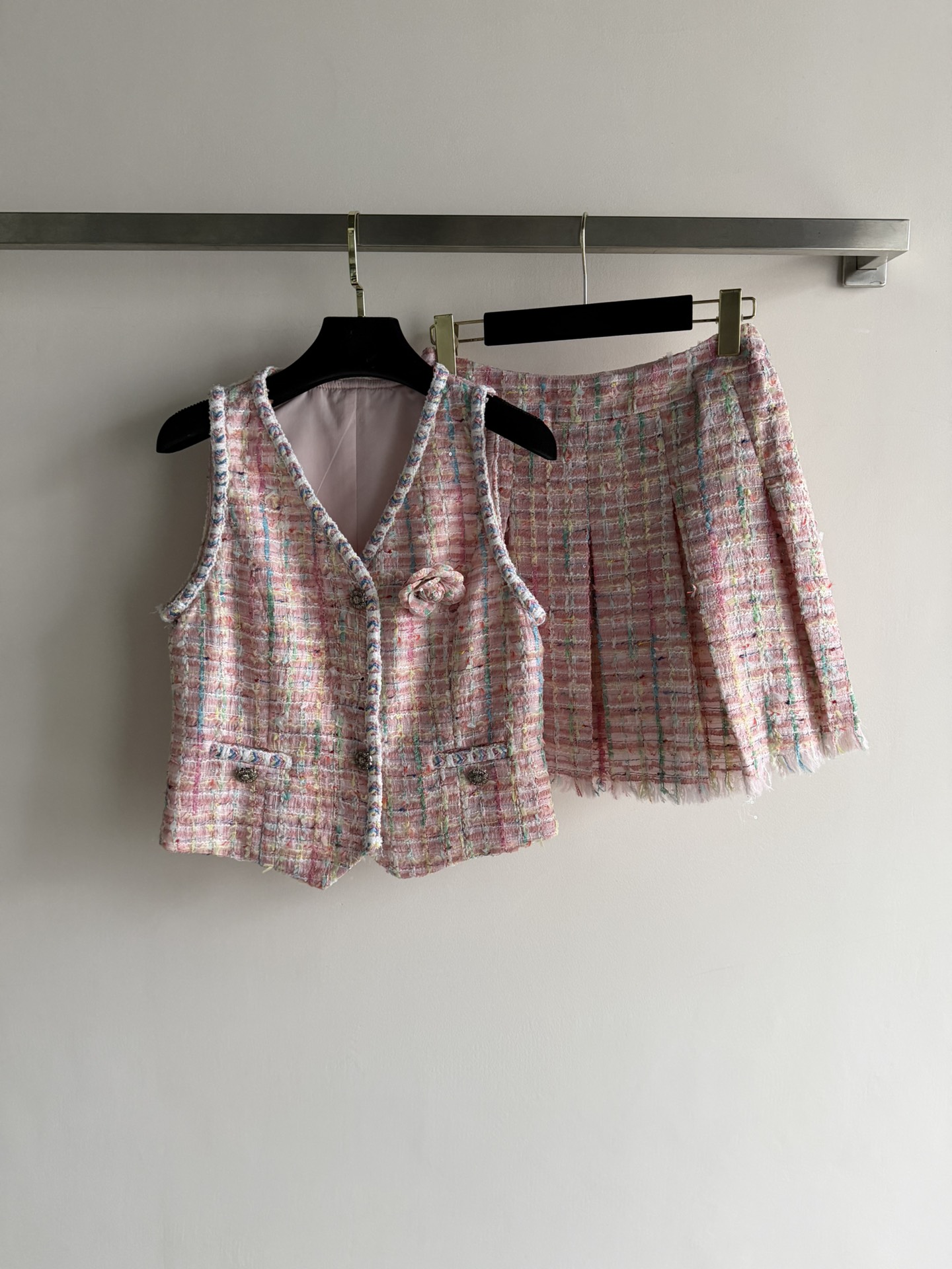 NO:722942,26SS's new fragrant pink suit, sleeveless vest + high-waisted skirt, is woven with multi-color yarns, and has a fine shimmering texture and is super gentle. The vest is equipped with the same color webbing and camellia brooch, which is full of sophistication; the pleated skirt design is rich in layers. It is very suitable for spring and summer. It is very suitable for girls to wear alone or layered with a white shirt or thin knitted fabric. It can be easily controlled for commuting, dating, and taking photos. It is sweet and age-reducing, practical and fashionable!  SML,Chanel-clothing,chanel,loro piana,skirts,shirts,brooch,breastpin,1986090926SS新款小香风粉色套装,无袖马甲+高腰半裙,采用多色纱线编织,细闪质感超温柔计.马甲配同色织带和山茶花胸针,精致感满满；半裙褶皱设计,层次丰富.春夏穿超适合,少女心爆棚单穿or叠搭白衬衫、薄针织都很出彩,通勤、约会、拍照都能轻松驾驭,甜美又减龄,实用又时髦！SML,香奈儿-服装,chanel,loro piana,skirts,shirts,brooch，breastpin,,Women's clothing