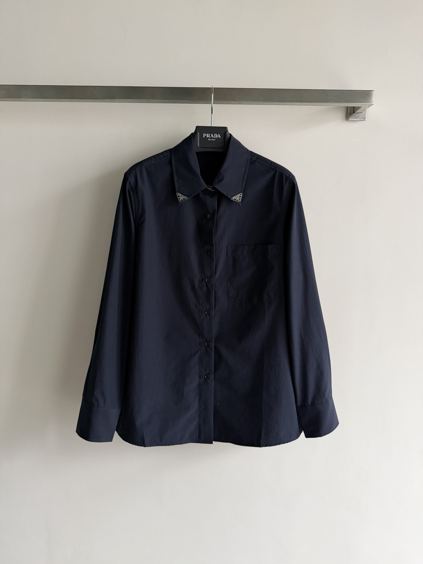 NO:740368,Prad*26 new early spring long-sleeved shirts are new. The lapels are decorated with brand triangle logos. They are exquisite and high-end, simple and not monotonous. The upper body is very good-looking and versatile, and the version is slightly loose and comfortable. Fashionable and generous. The fabric cotton is customized and has a super good texture. It is three-dimensional and stylish. It is comfortable and breathable. Shirts have always been versatile. They are so elegant. You are not allowed to miss this one. It can be easily matched no matter what the occasion. Wear your own unique style!  Two-color SML-,,prada,shirts,19860909Prad*26早春新款长袖衬衫上新 翻领采用品牌三角标点缀精致高级,简约且不单调,上身非常好看百搭,版型微宽松舒适 时尚大方 面料棉定制质感超好 立体有型 舒适透气衬衫向来都是百搭款 太显气质了 不允许你们错过的一款不管什么场合都轻松搭配 穿出自己独特风格！二色SML-,,prada,shirts,,Women's clothing